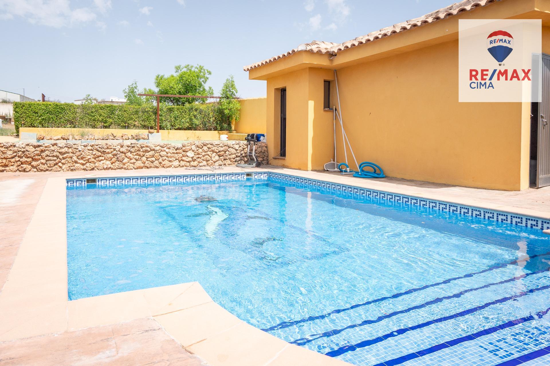 Chalet con piscina, amplia parcela y nave en Cortes de Baza - foto 4