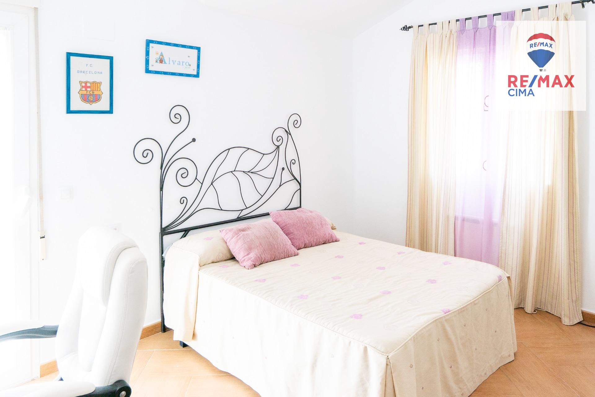 Chalet con piscina, amplia parcela y nave en Cortes de Baza - foto 34
