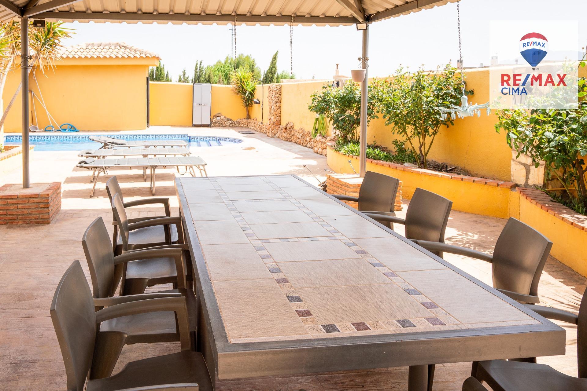 Chalet con piscina, amplia parcela y nave en Cortes de Baza - foto 5