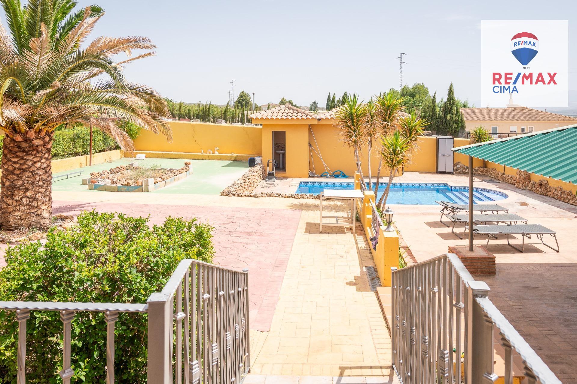 Chalet con piscina, amplia parcela y nave en Cortes de Baza - foto 7
