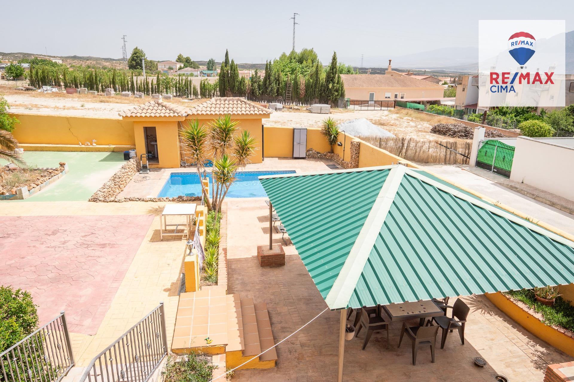 Chalet con piscina, amplia parcela y nave en Cortes de Baza - foto 9