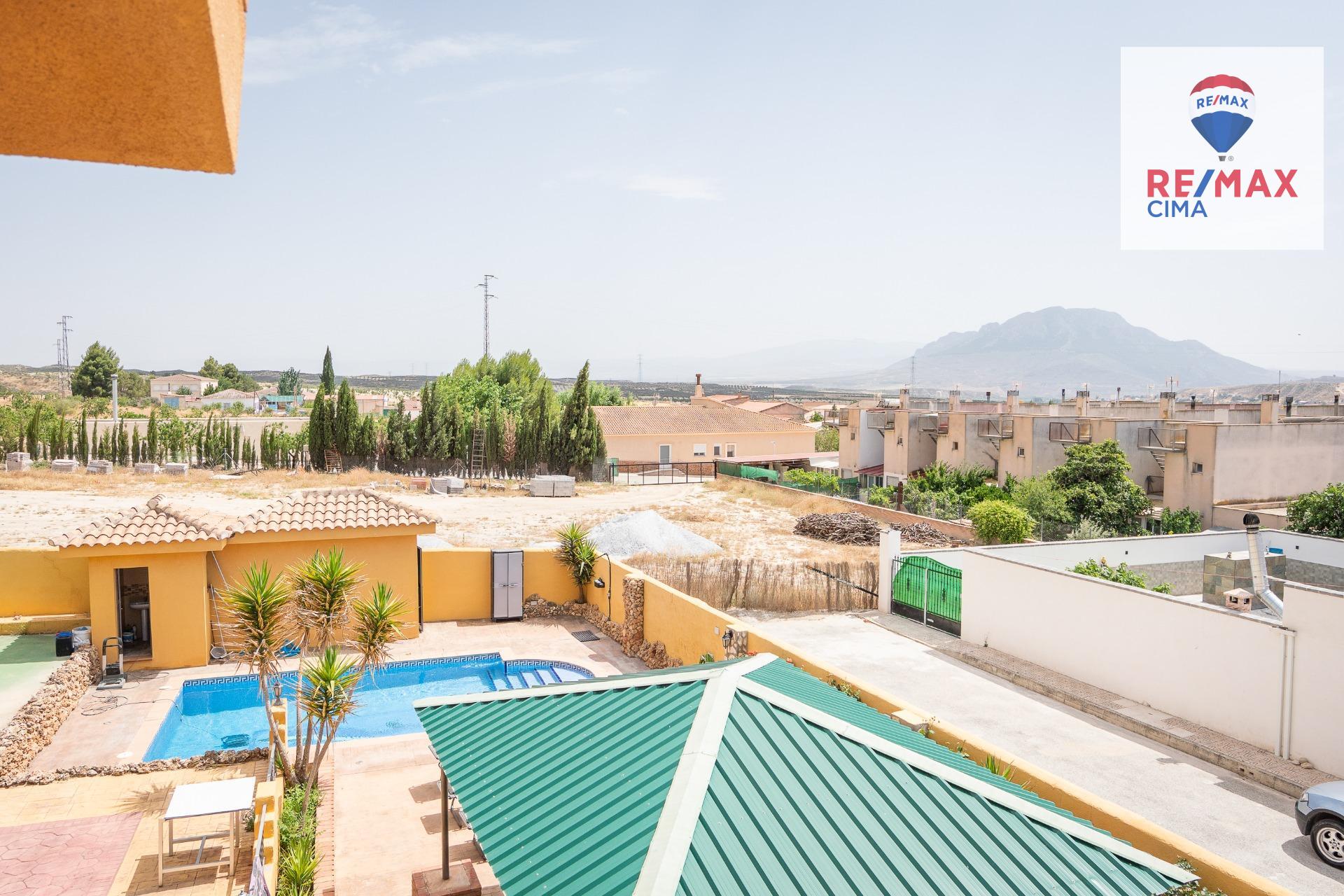 Chalet con piscina, amplia parcela y nave en Cortes de Baza - foto 10