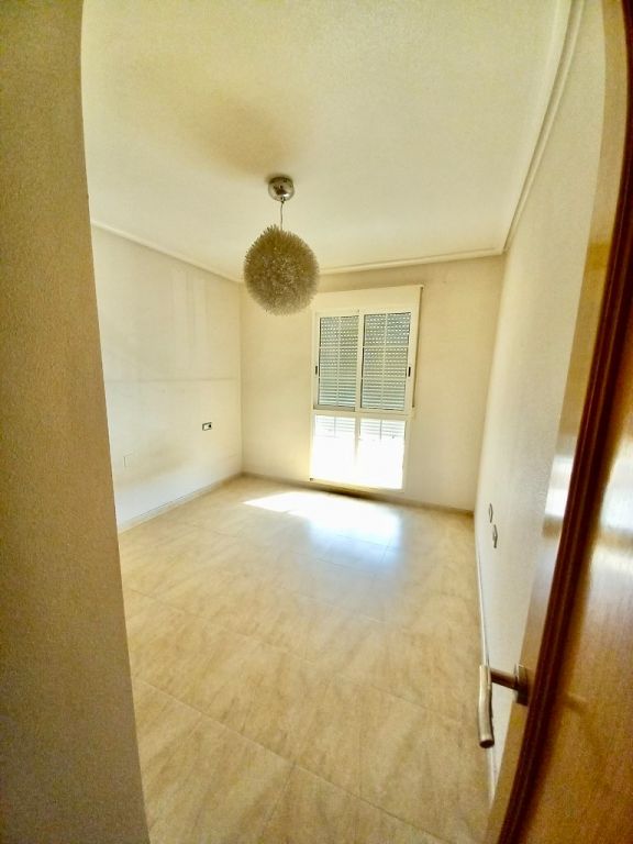 Amplio piso de 3 dormitorios con garaje y trastero en el corazón de Almoradí