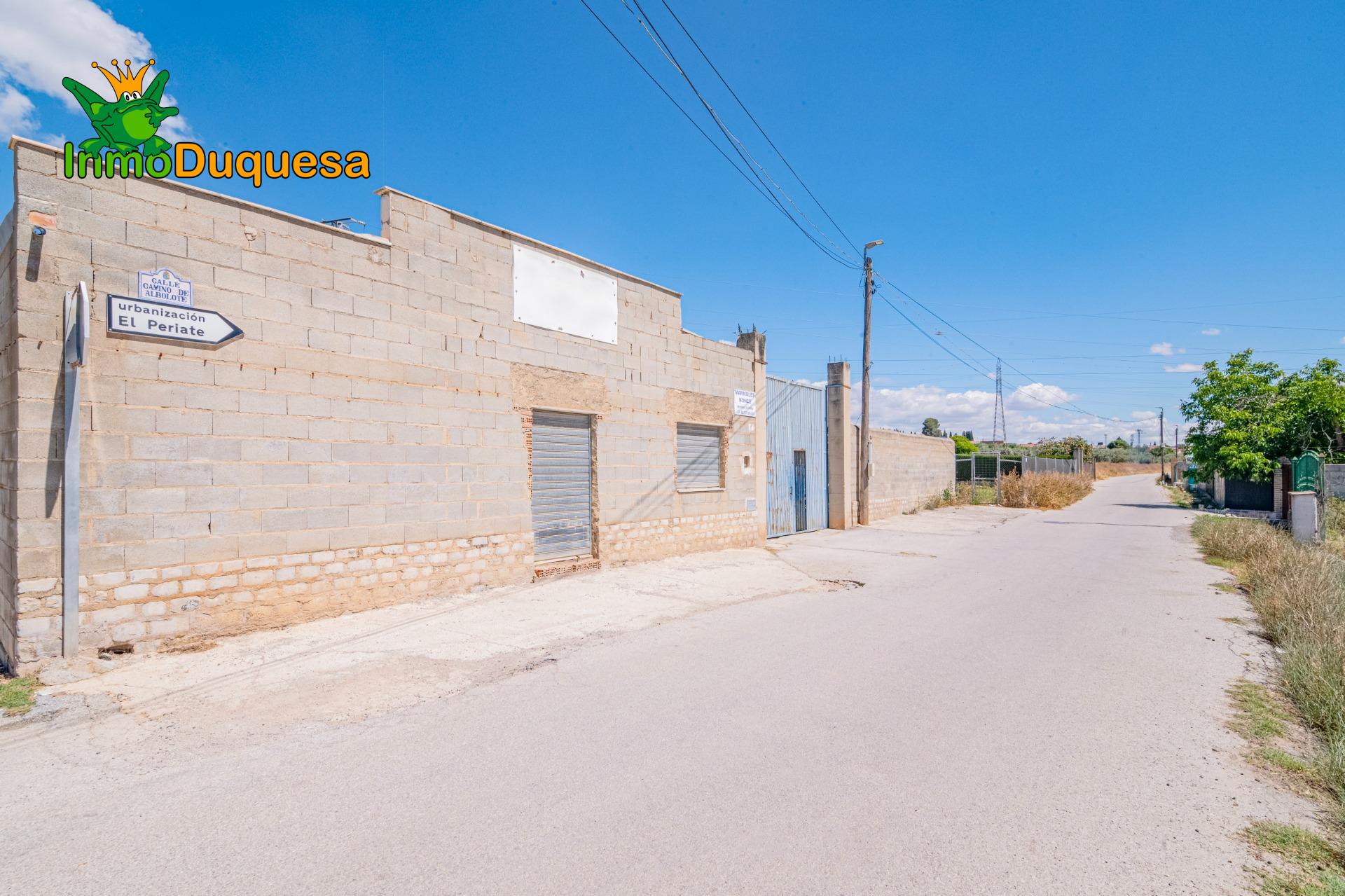 Finca con 2 NAVES y COBERTIZO. 2.100 m2 de solar.