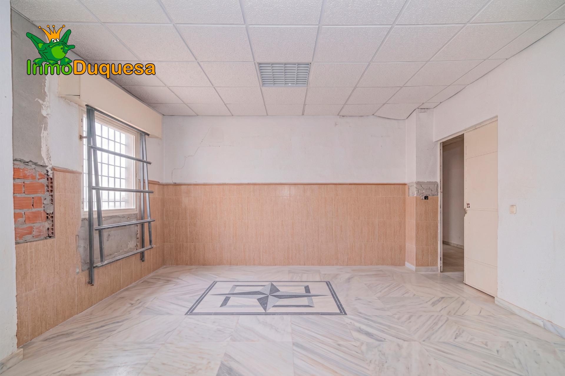 Finca con 2 NAVES y COBERTIZO. 2.100 m2 de solar. - foto 11