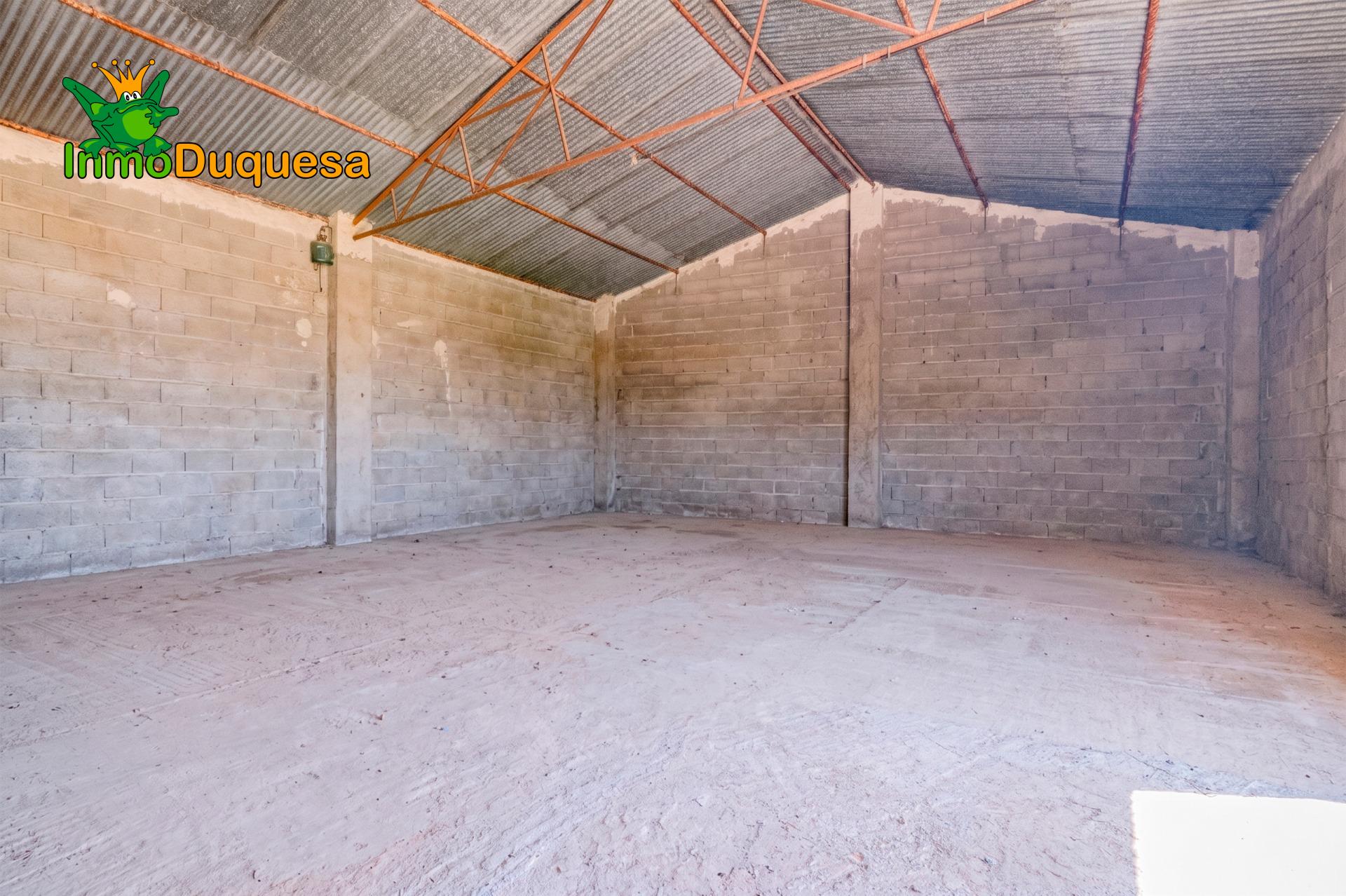 Finca con 2 NAVES y COBERTIZO. 2.100 m2 de solar. - foto 12