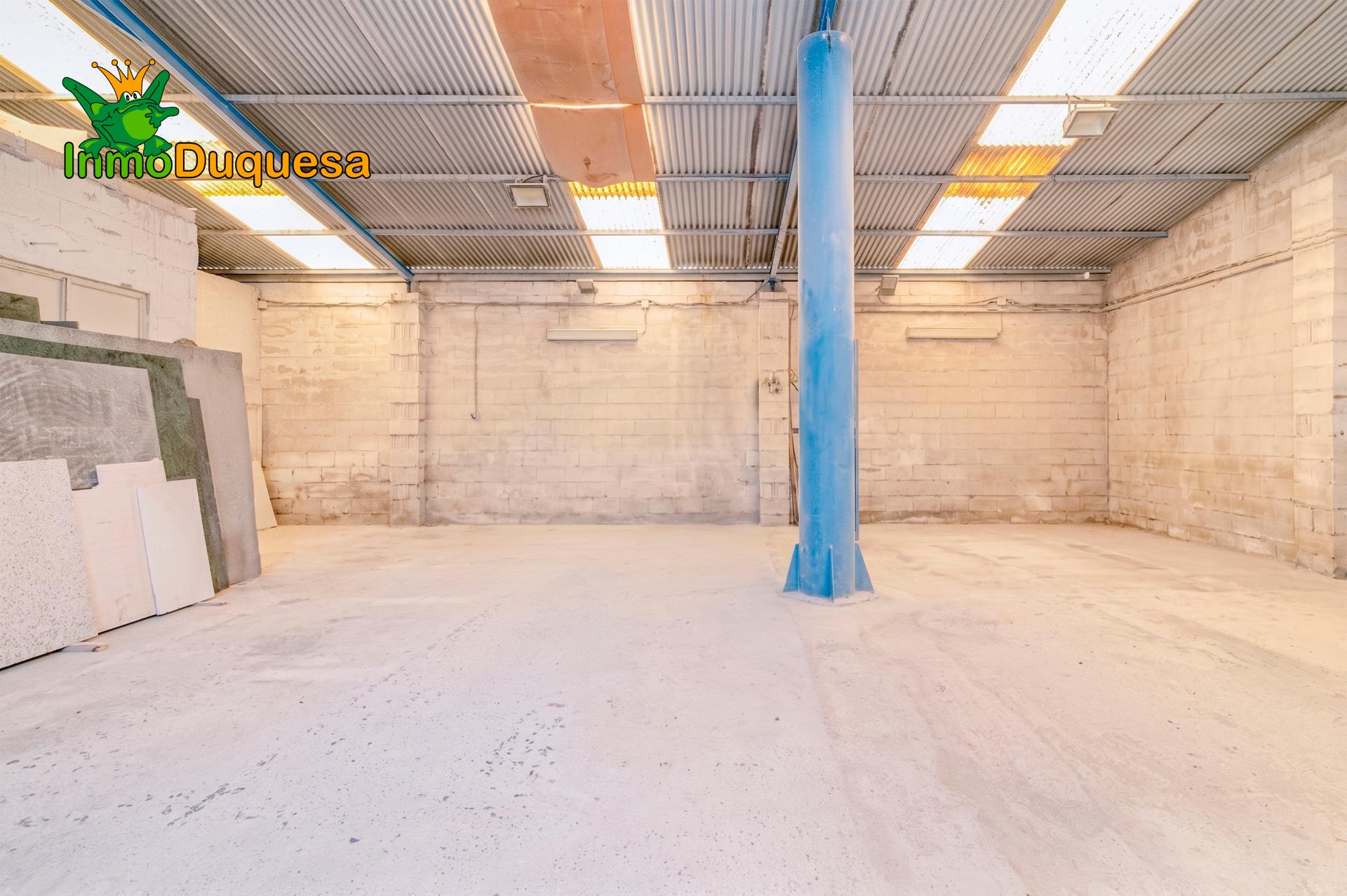 Finca con 2 NAVES y COBERTIZO. 2.100 m2 de solar. - foto 4