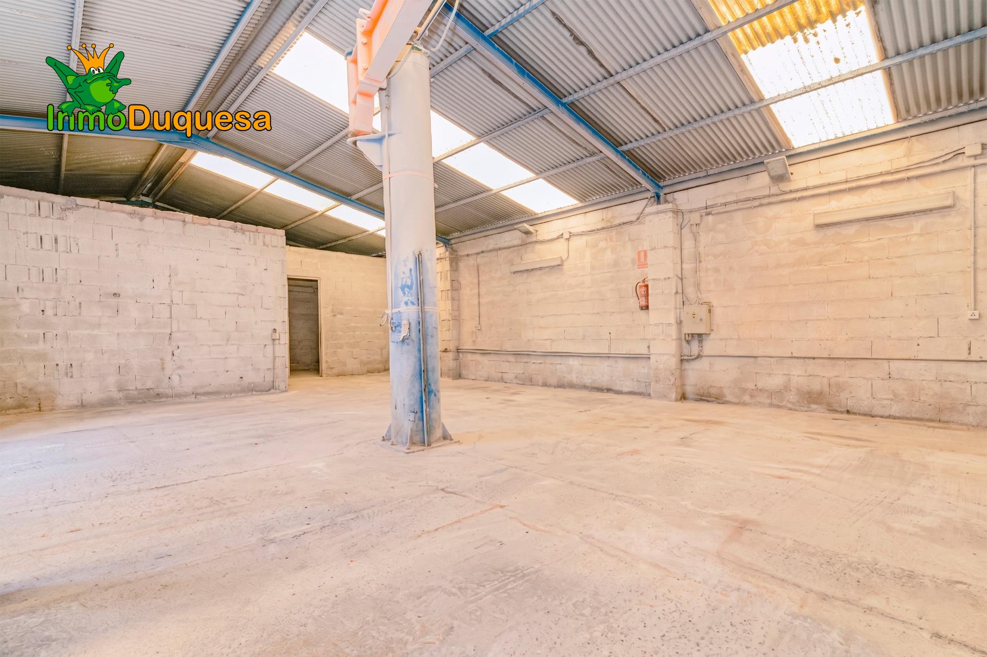 Finca con 2 NAVES y COBERTIZO. 2.100 m2 de solar. - foto 5