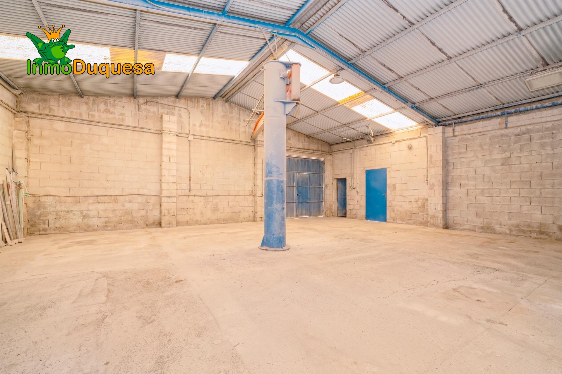 Finca con 2 NAVES y COBERTIZO. 2.100 m2 de solar. - foto 6