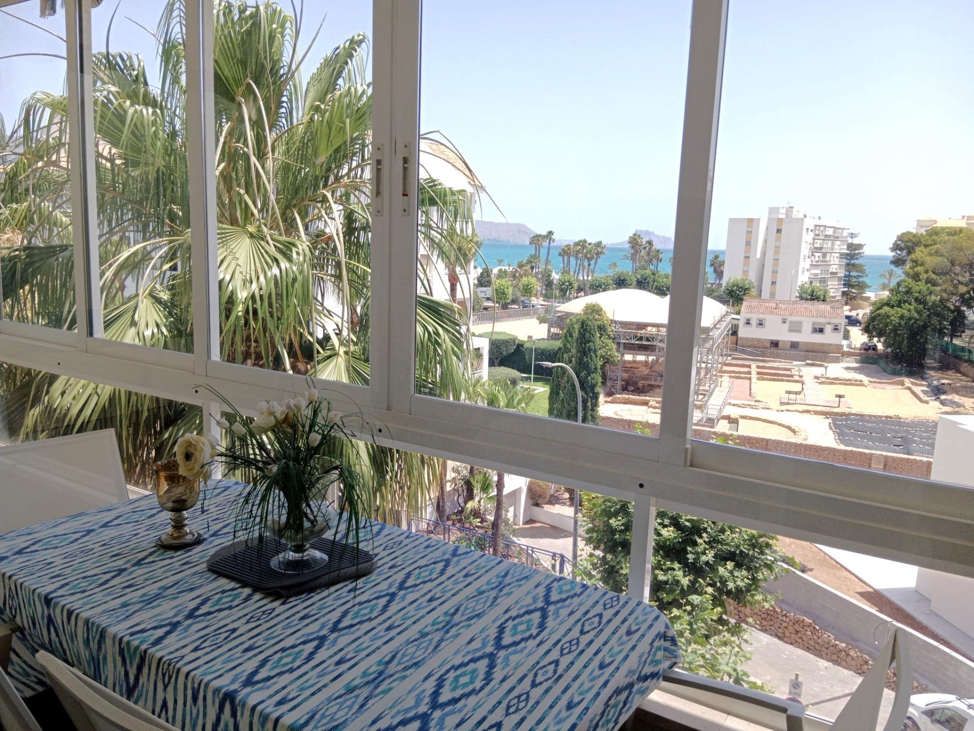 Apartamento de 2 dormitorios y 2 baños con vistas al mar