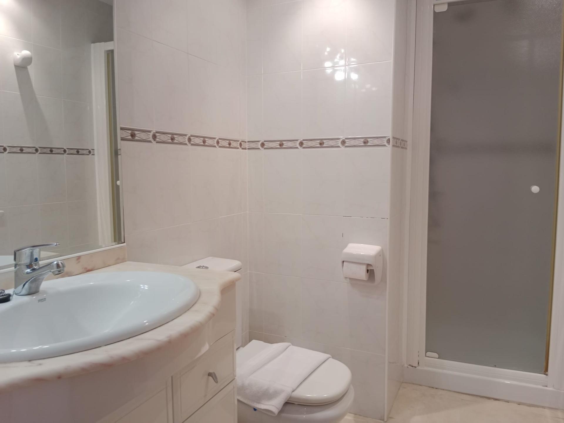 Apartamento de 2 dormitorios y 2 baños con vistas al mar - foto 11