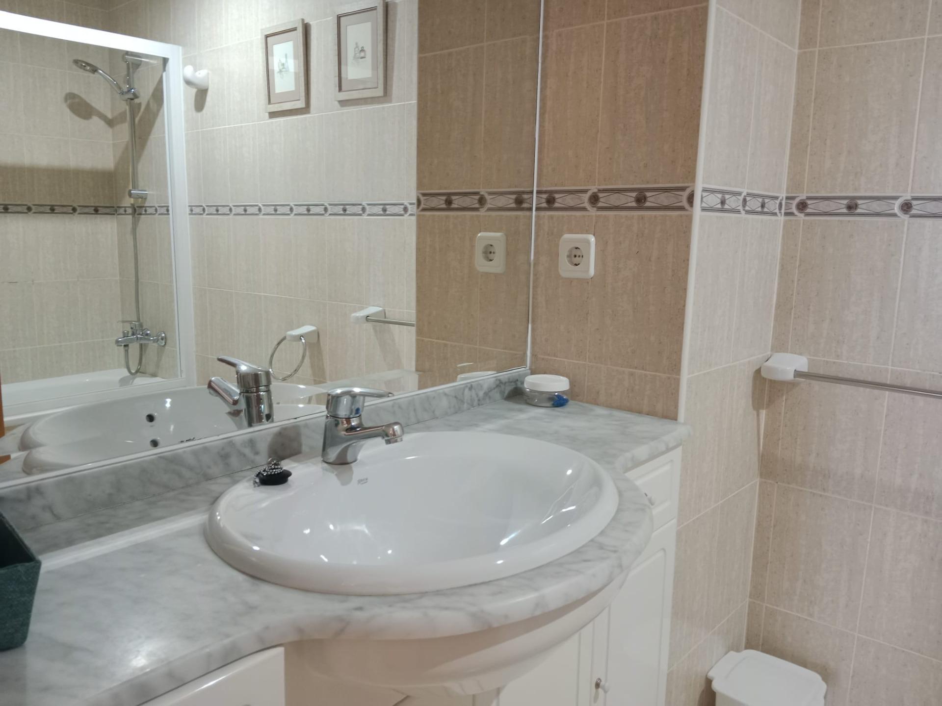 Apartamento de 2 dormitorios y 2 baños con vistas al mar - foto 12