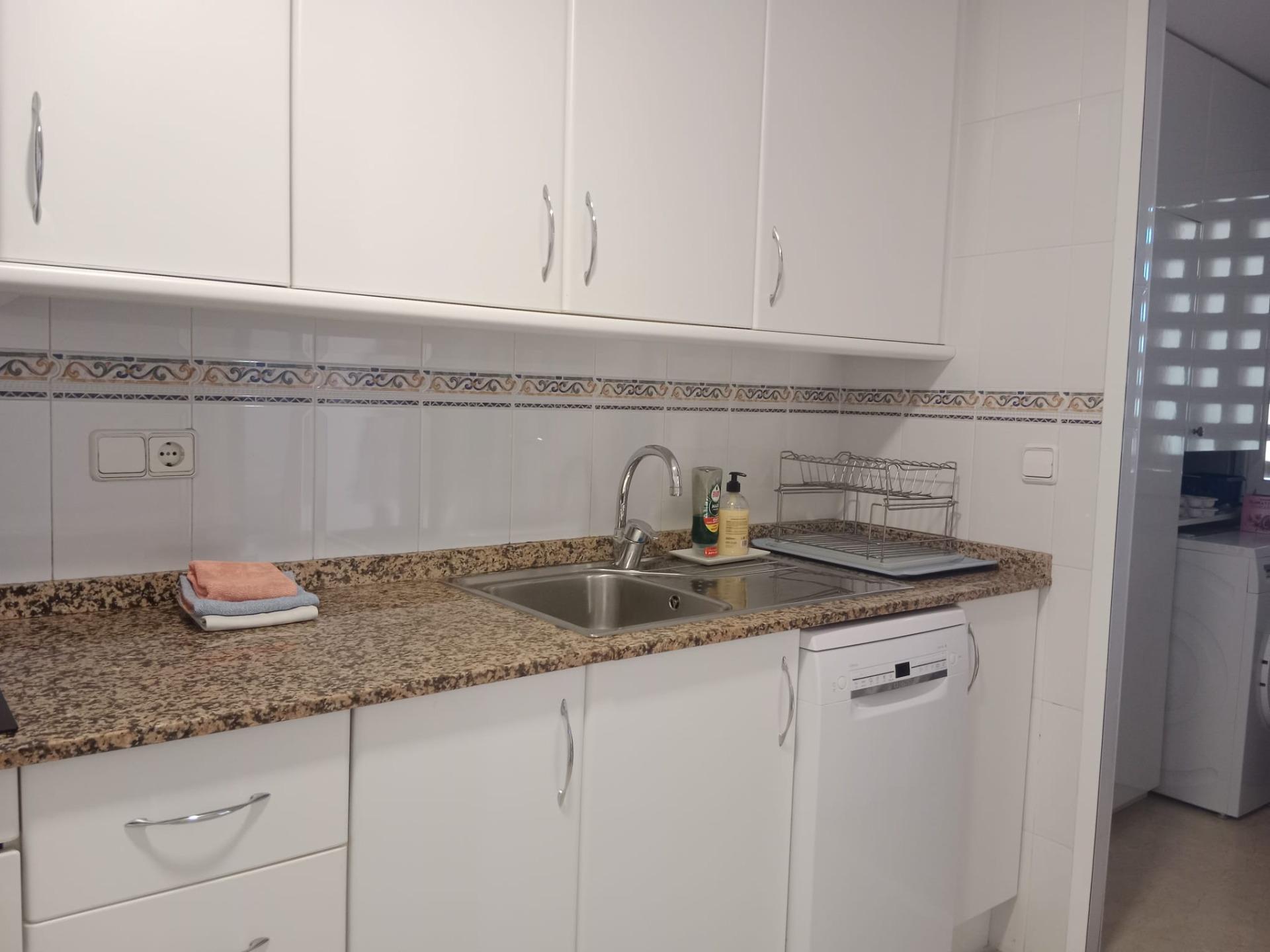 Apartamento de 2 dormitorios y 2 baños con vistas al mar - foto 5