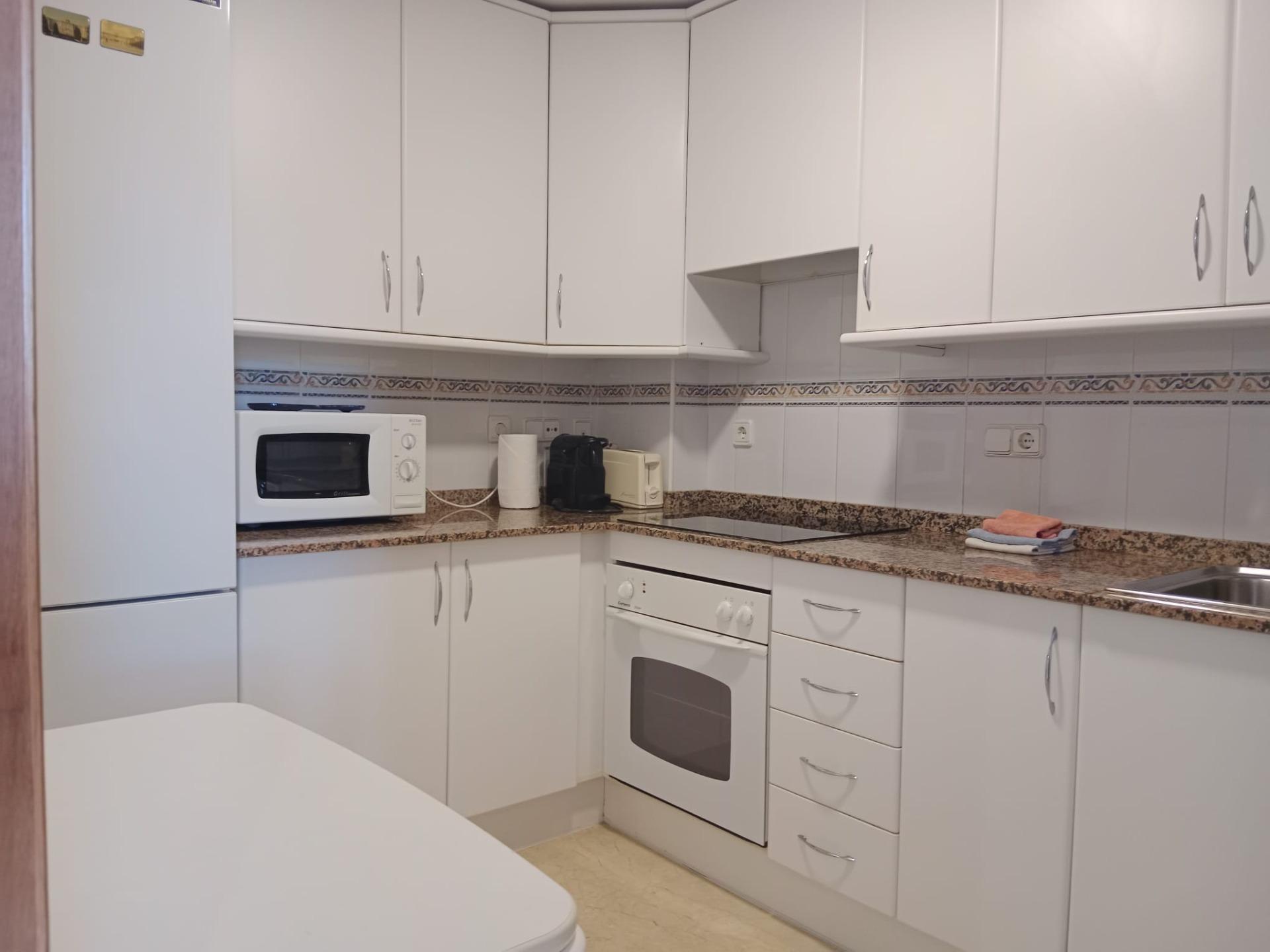 Apartamento de 2 dormitorios y 2 baños con vistas al mar - foto 6