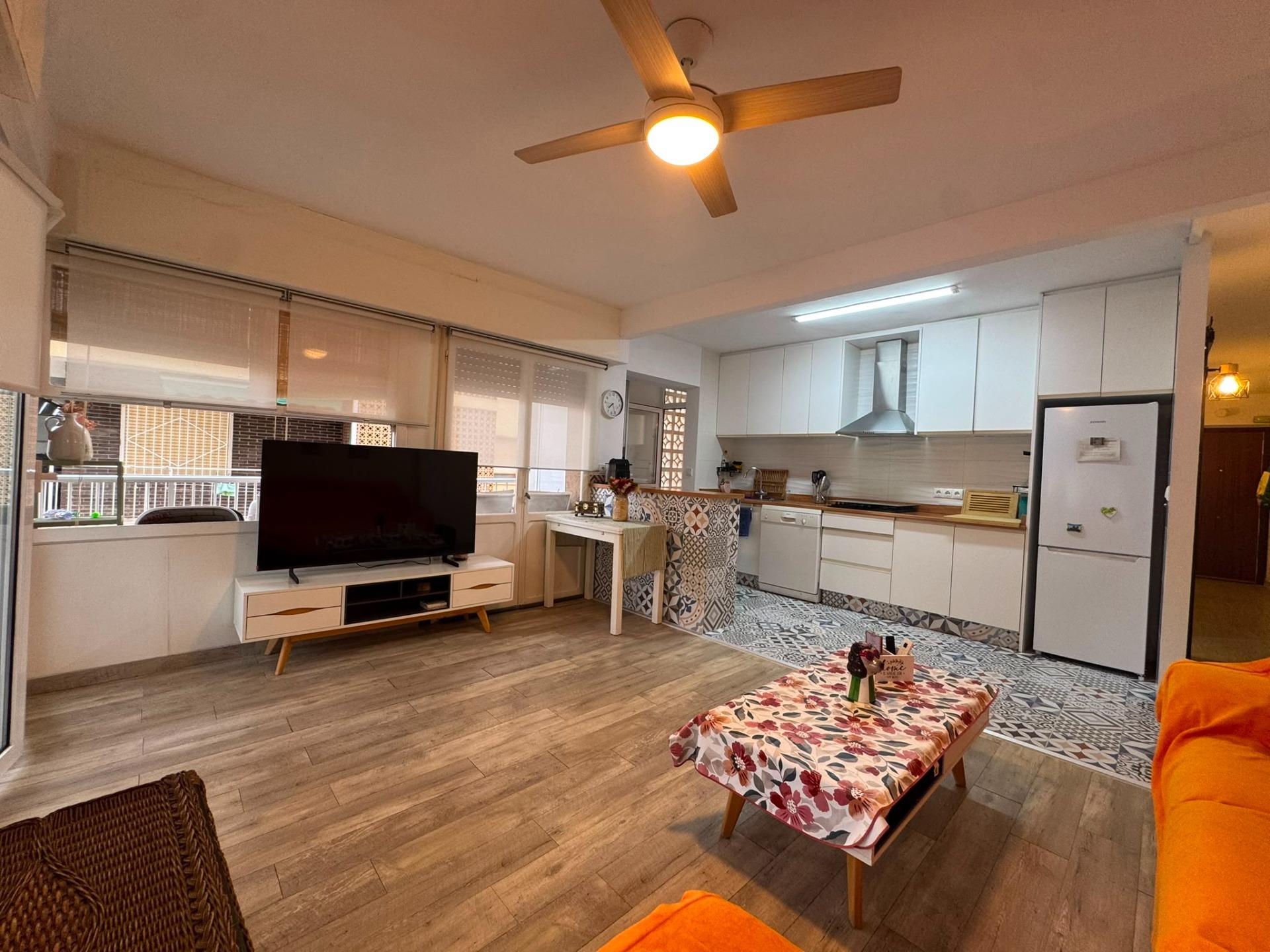 VIVE A 50 METROS DEL MAR TODO EL AÑO: Amplia vivienda de 4 d