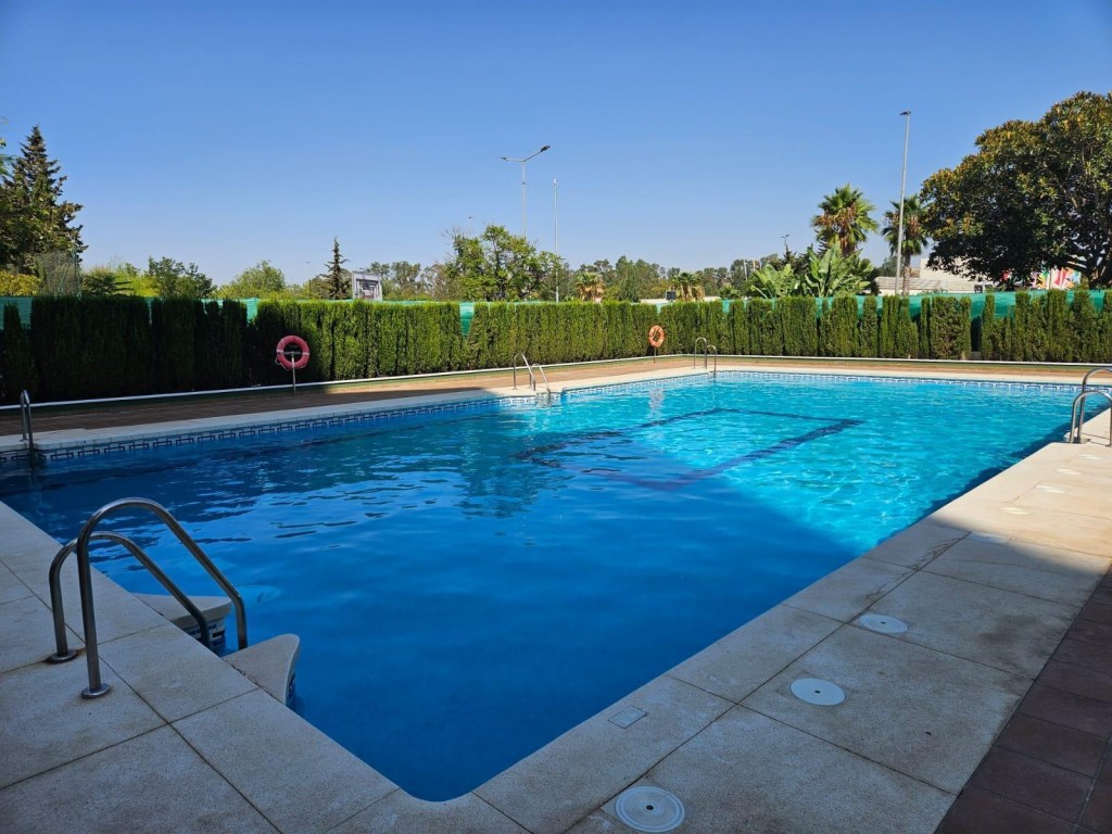 EXCLUSIVA VIVIENDA DE 4 D. CON PISCINA,  Y VISTAS DESPEJADAS