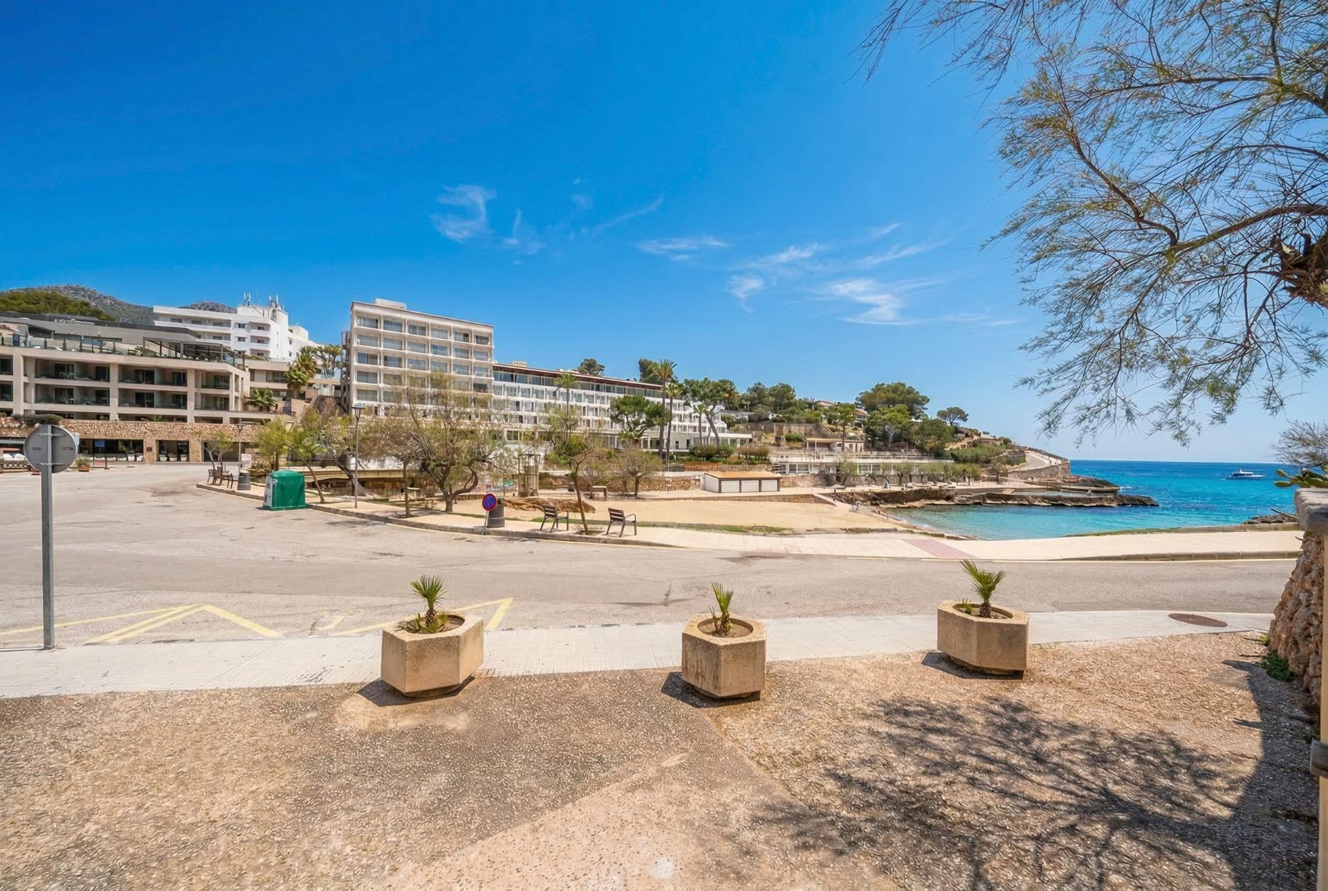 Primer piso frente al mar con azotea de 76m2 en Cala San Vic - foto 12