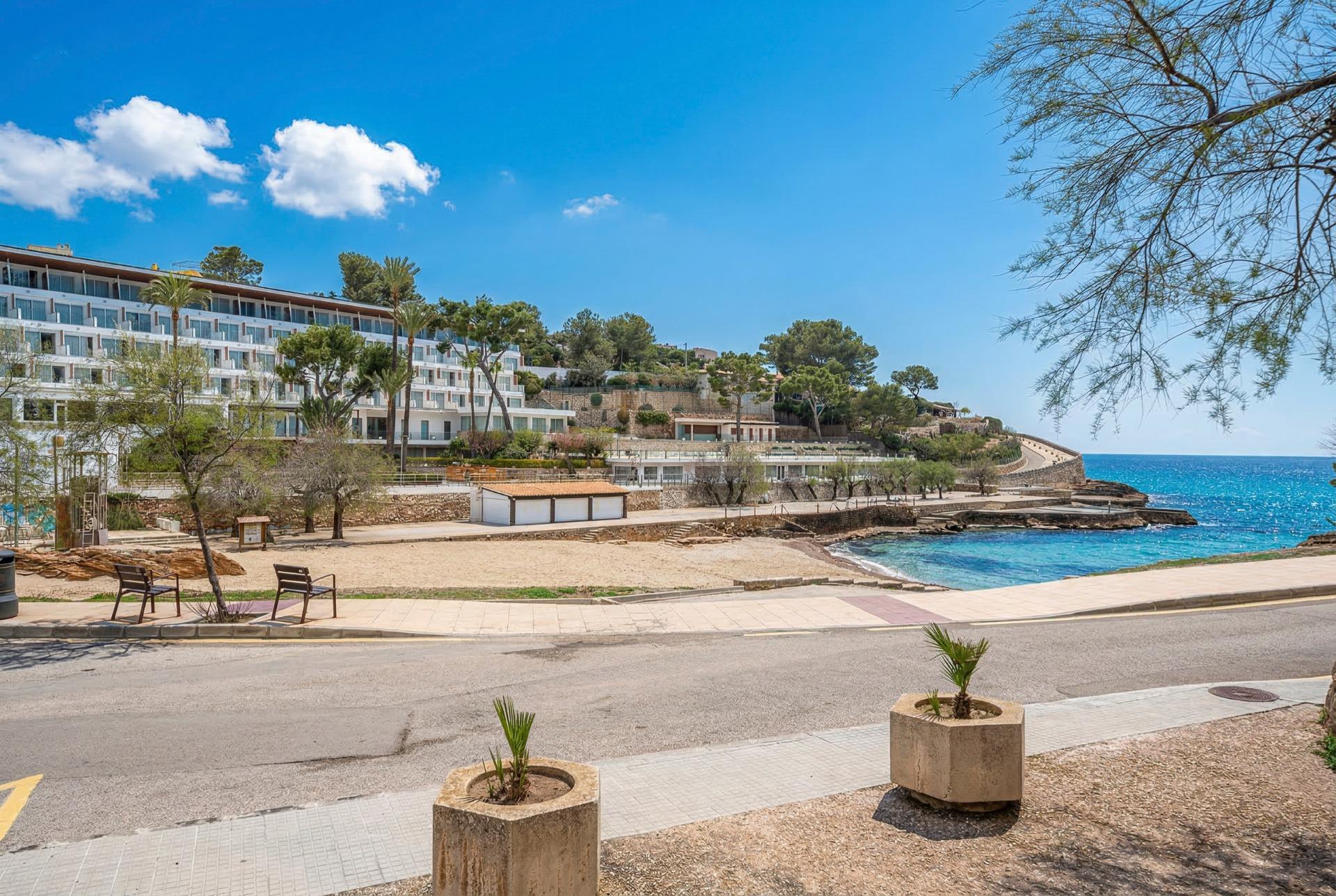 Primer piso frente al mar con azotea de 76m2 en Cala San Vic - foto 13