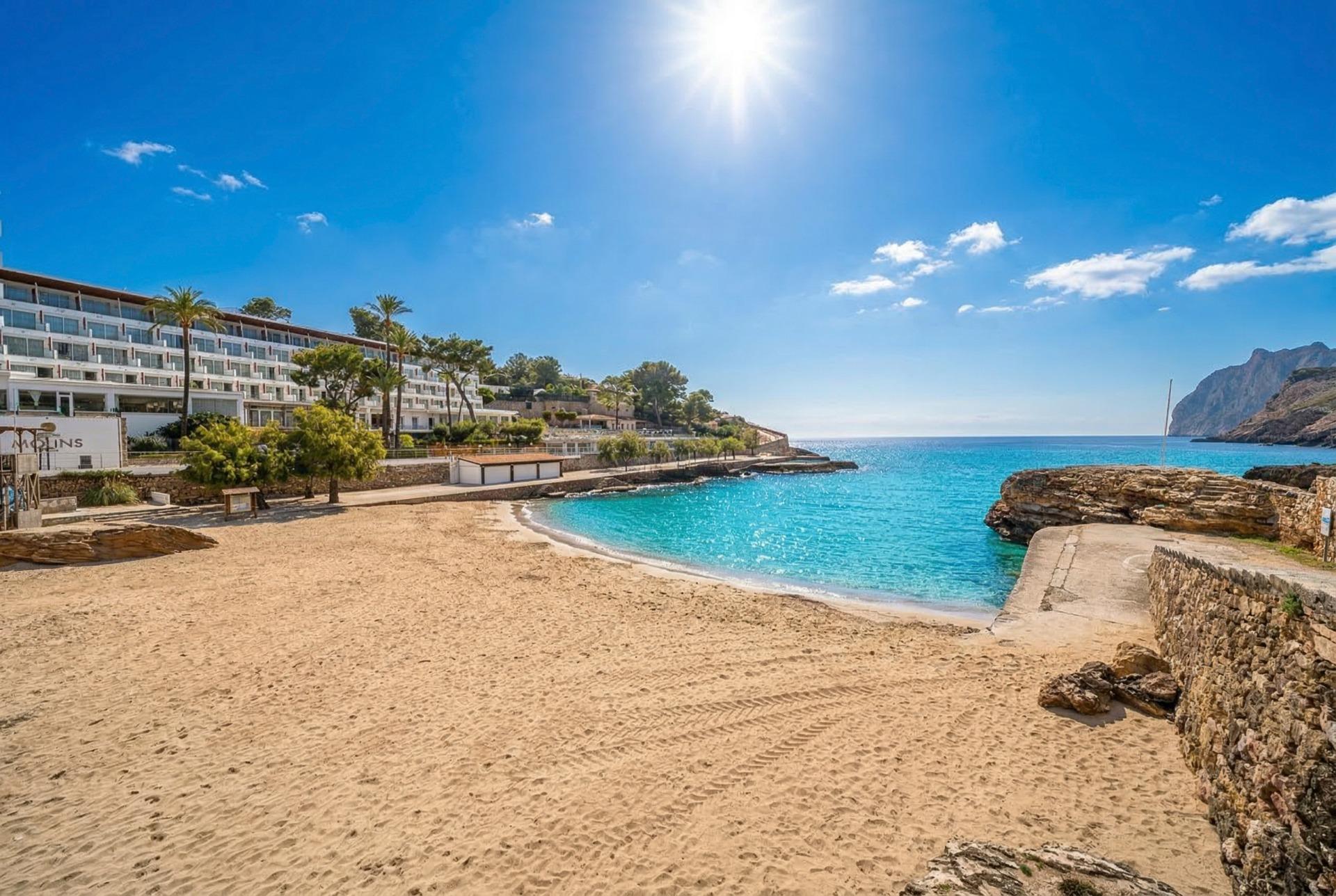 Primer piso frente al mar con azotea de 76m2 en Cala San Vic - foto 18