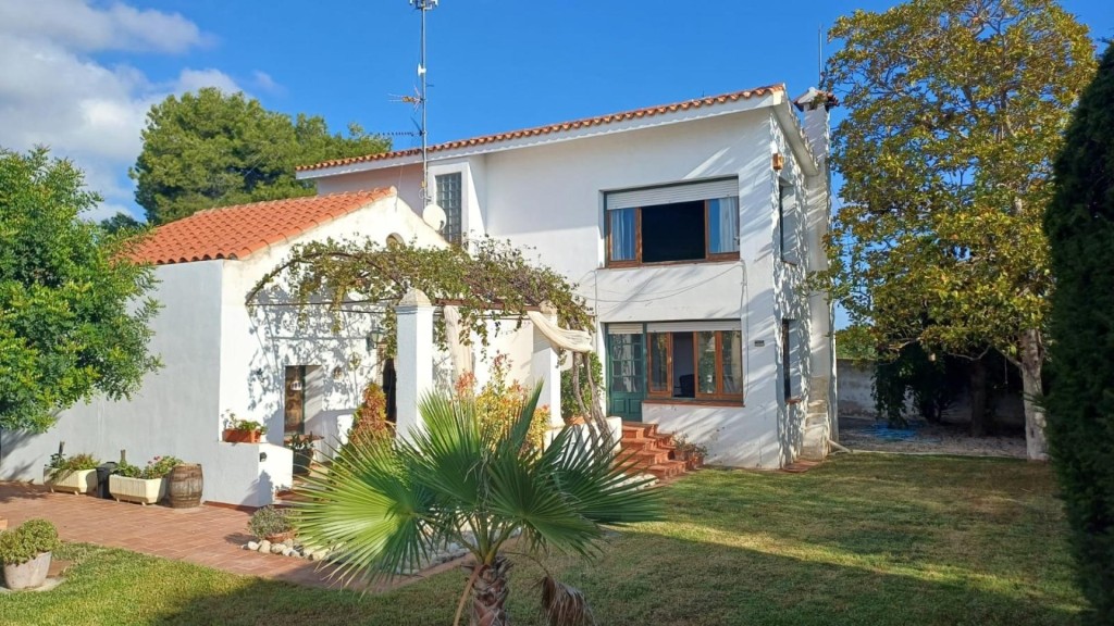 Chalet con piscina, jardín y 2 almacenes grandes cerca de la