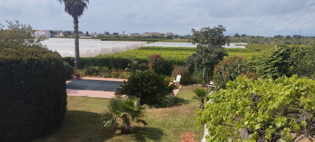 Chalet con piscina, jardín y 2 almacenes grandes cerca de la - foto 2