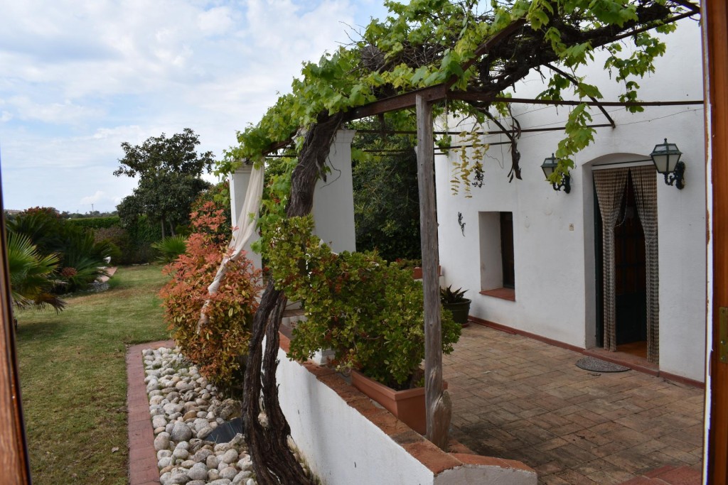 Chalet con piscina, jardín y 2 almacenes grandes cerca de la - foto 13