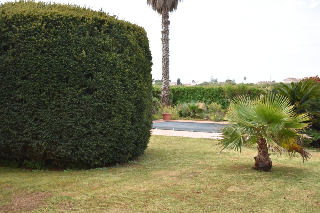 Chalet con piscina, jardín y 2 almacenes grandes cerca de la - foto 5