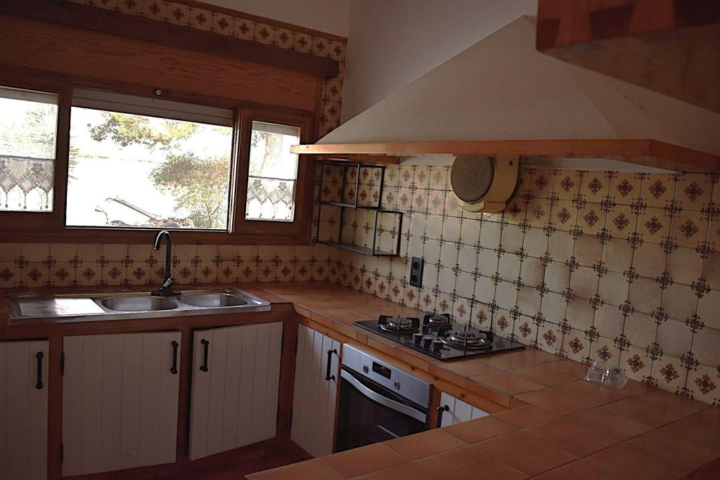 Chalet con piscina, jardín y 2 almacenes grandes cerca de la - foto 10