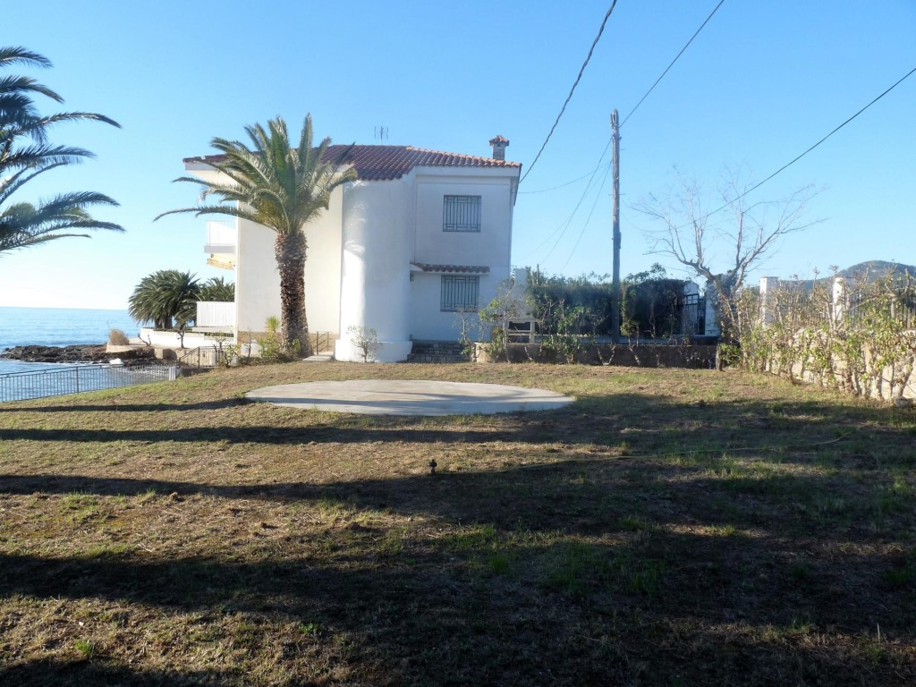 EXCLUSIVA VILLA A LA ORILLA DEL MAR! Oportunidad. - foto 2