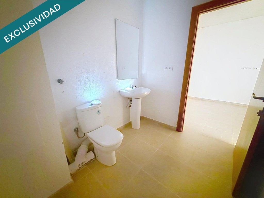 Local 64m² con aseo y despacho, garaje incluido - foto 8