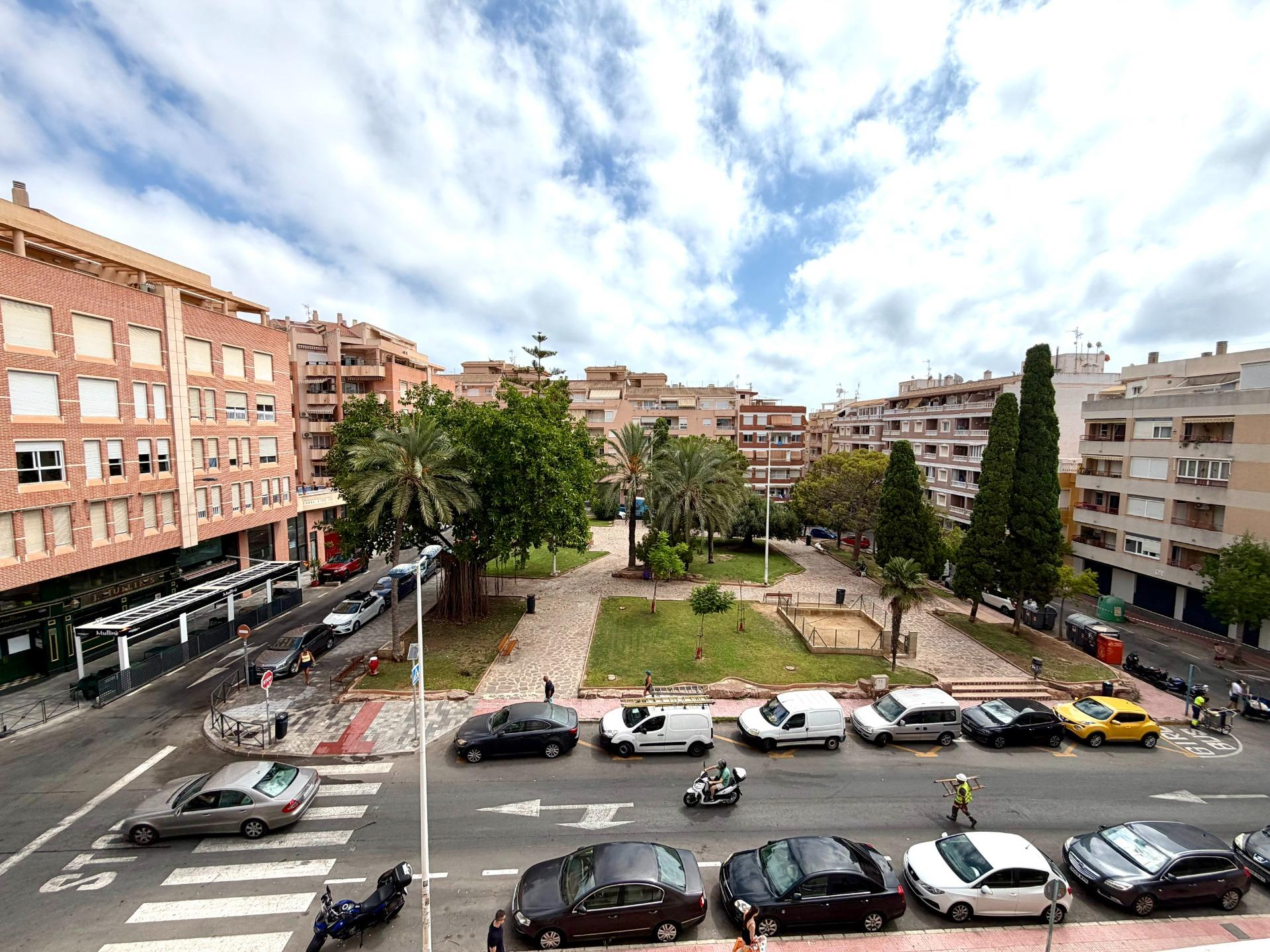 Amplio apartamento en alquiler a solo 250 metros de la Playa - foto 2