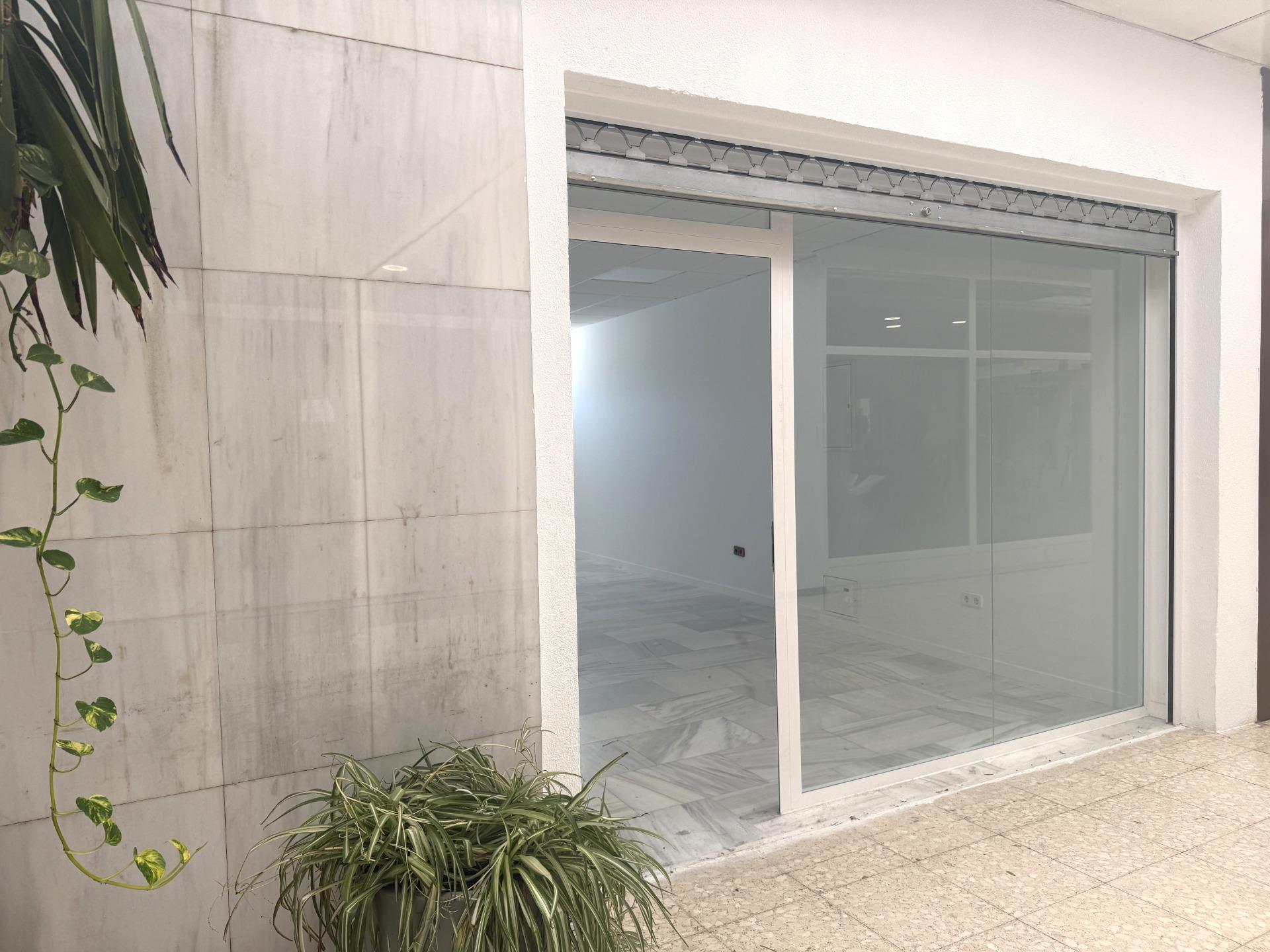 ^**^LOCAL COMERCIAL REFORMADO CON GRAN ESCAPARATE Y MÚLTIPLE