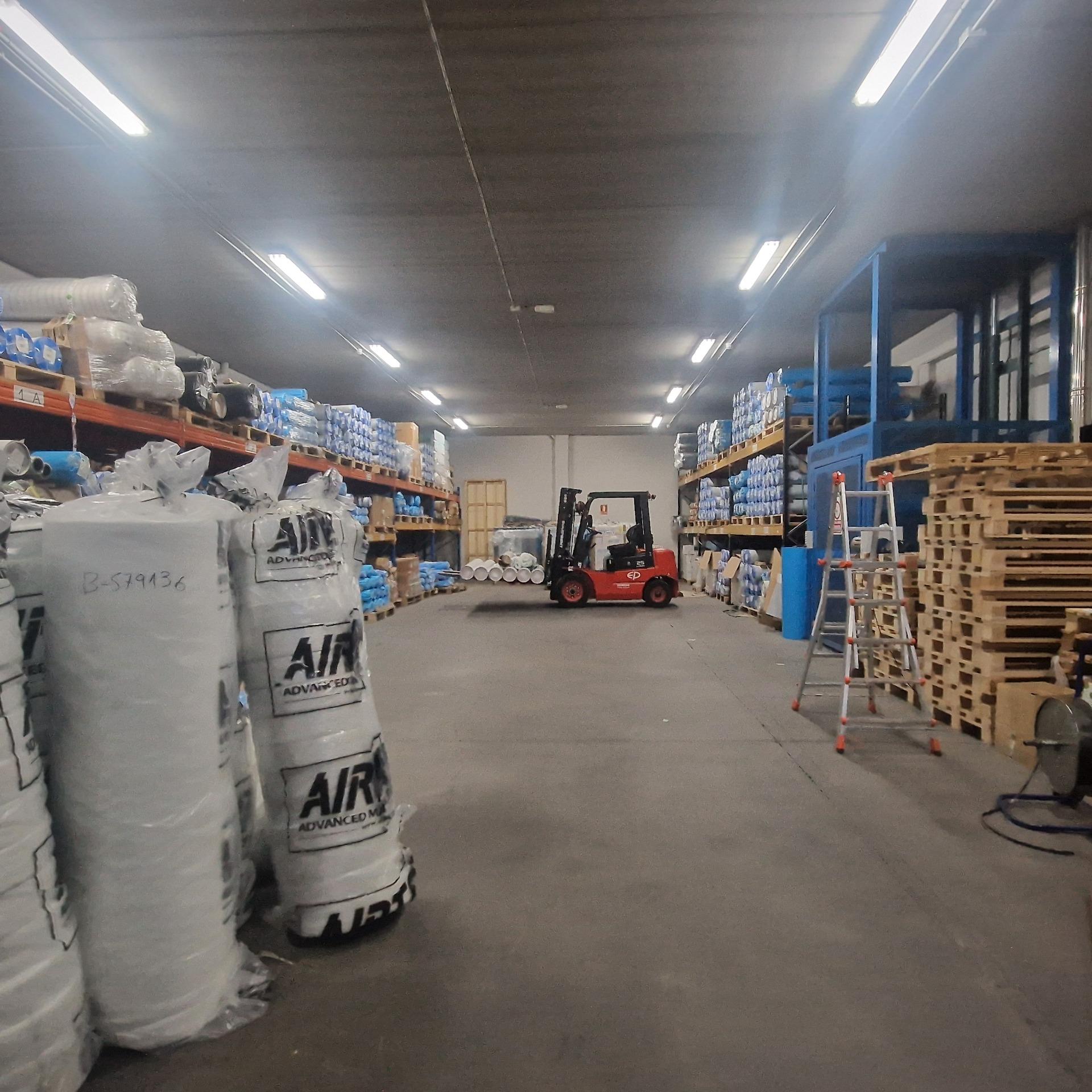Espléndida Nave Industrial de 700 m2 en Perfecto Estado - foto 3