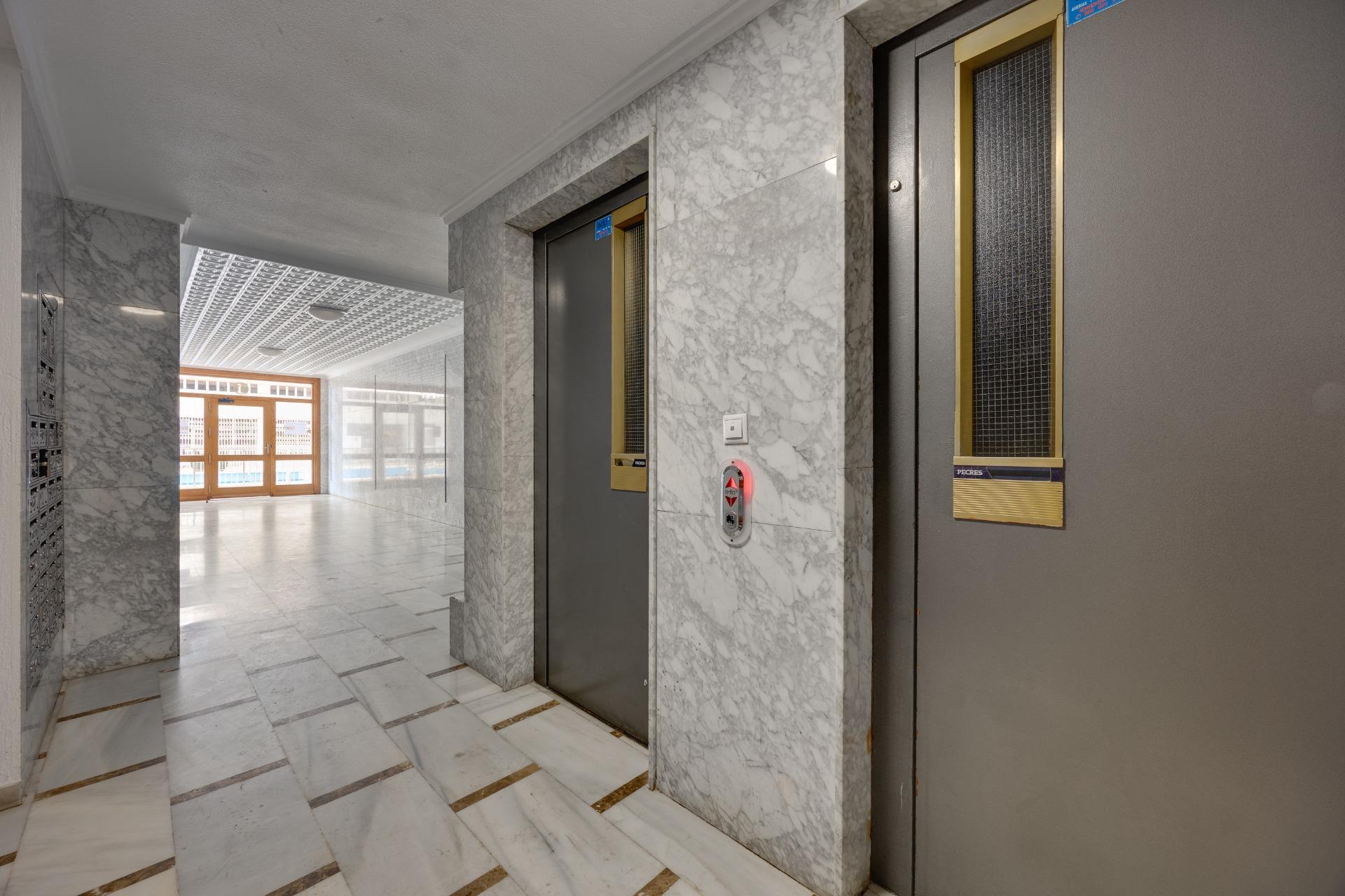 Apartamento en primera línea con vistas frontales al mar en  - foto 25