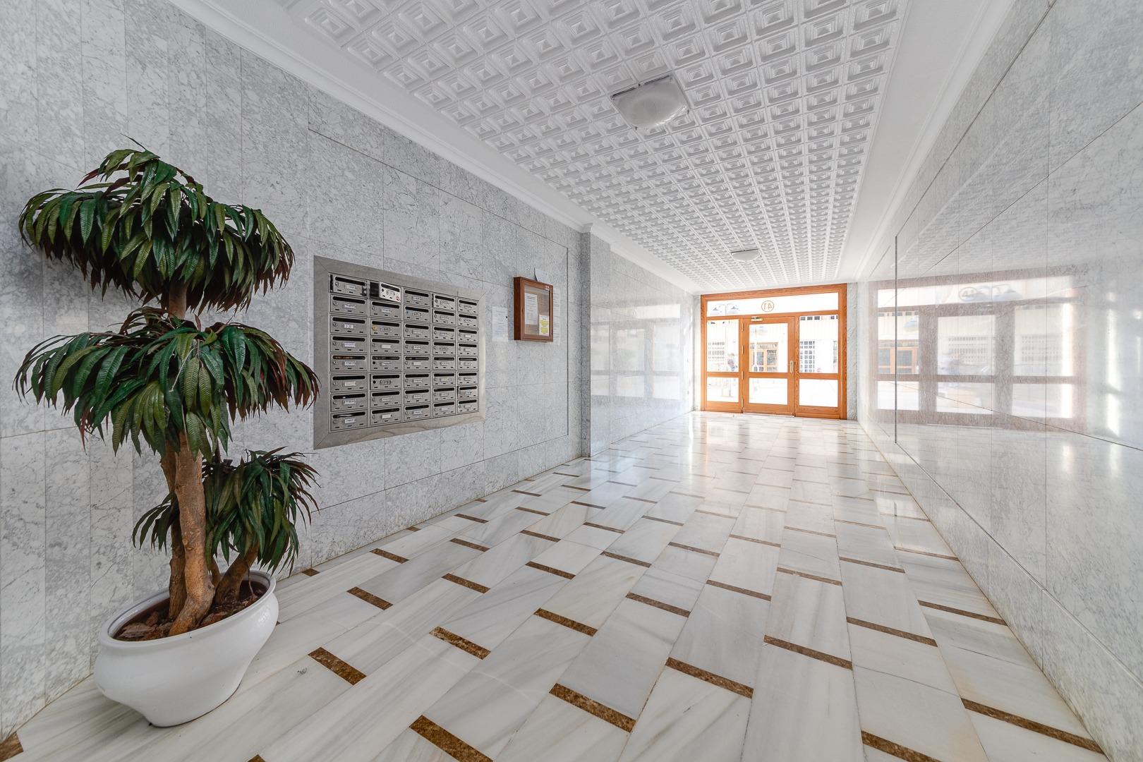 Apartamento en primera línea con vistas frontales al mar en  - foto 26