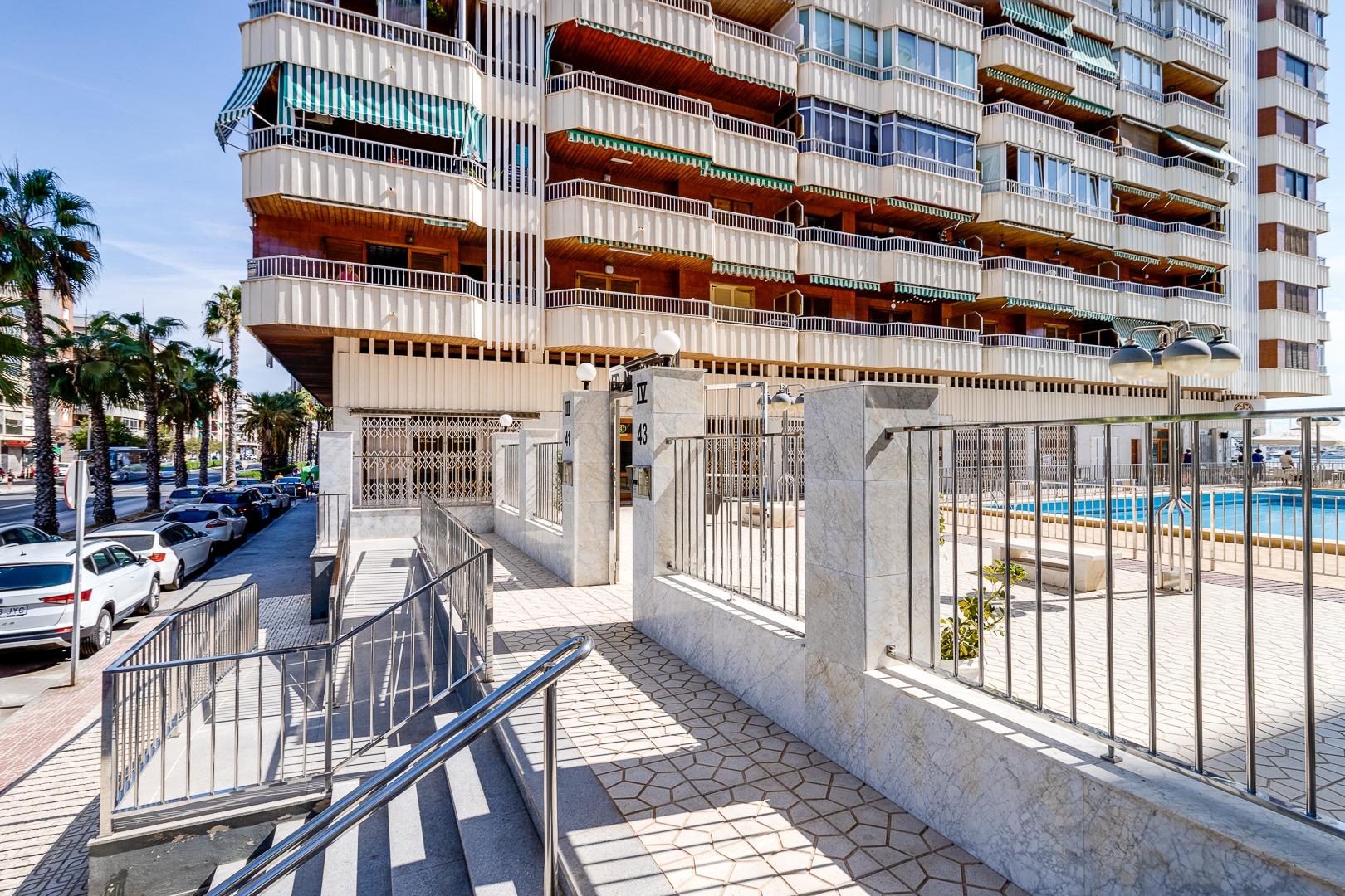 Apartamento en primera línea con vistas frontales al mar en  - foto 33