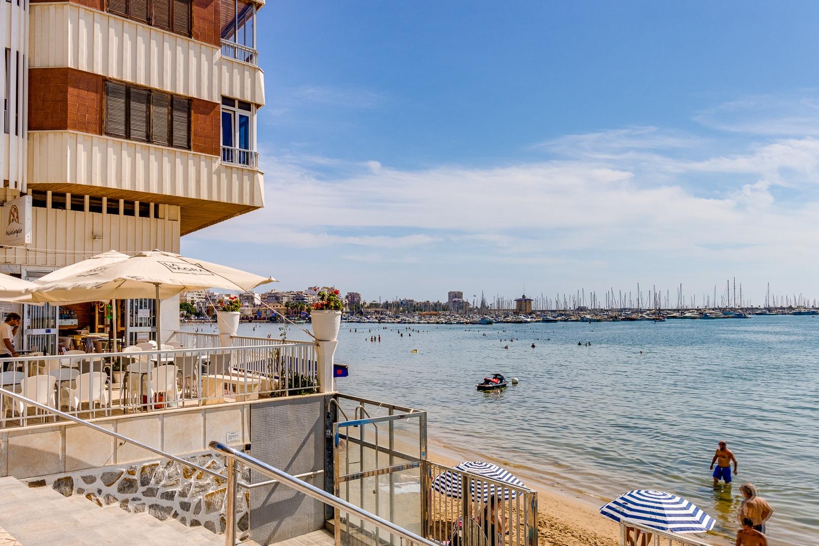 Apartamento en primera línea con vistas frontales al mar en  - foto 41