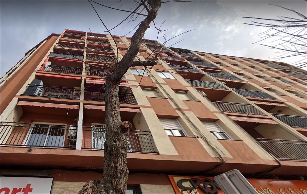 Se vende Piso OKUPADO en Calle Cervantes 79 Rubí, (Barcelona
