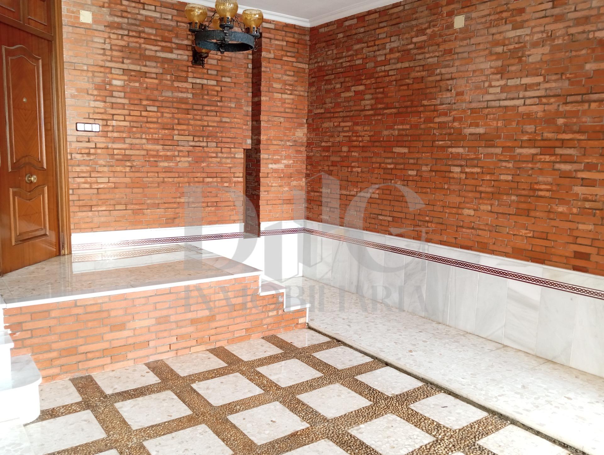casa en el centro Dos Hermanas con cochera 3 habitaciones 3w