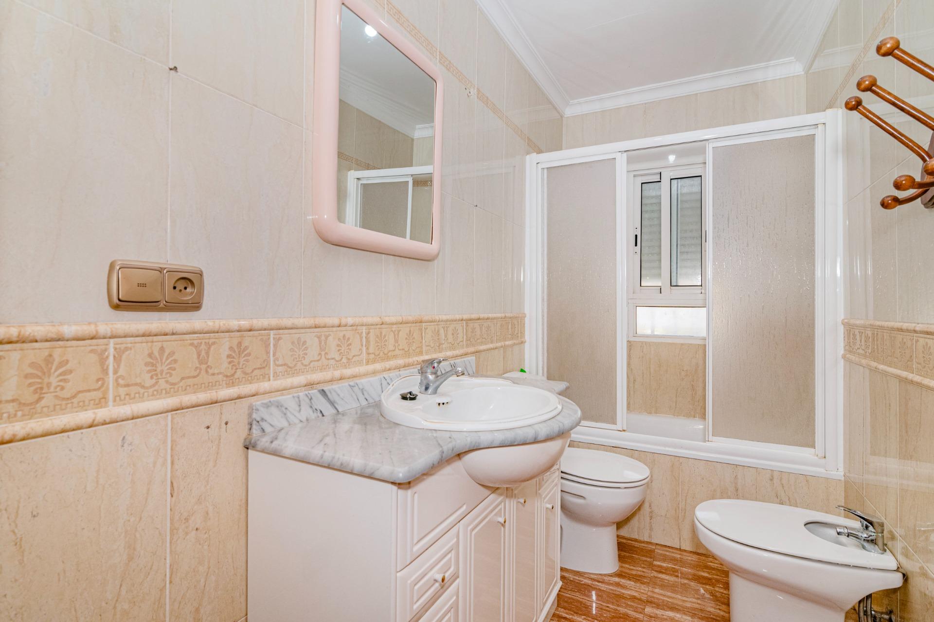 OPORTUNIDAD EN VENTA DE PISO DE TRES DORMITORIOS EN ANTEQUER - foto 16