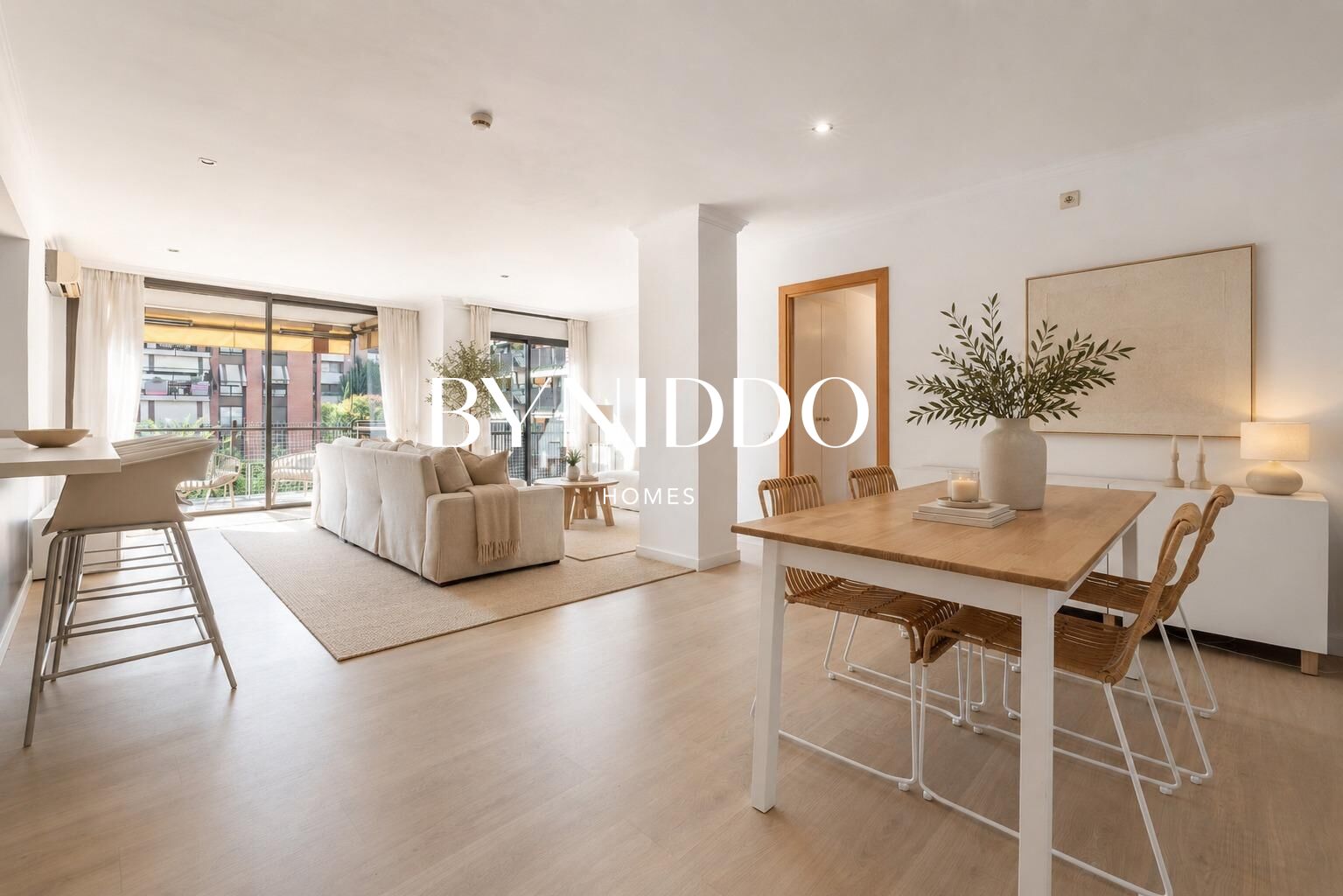 Exclusivo ático reformado con terraza en Parc Central - foto 2