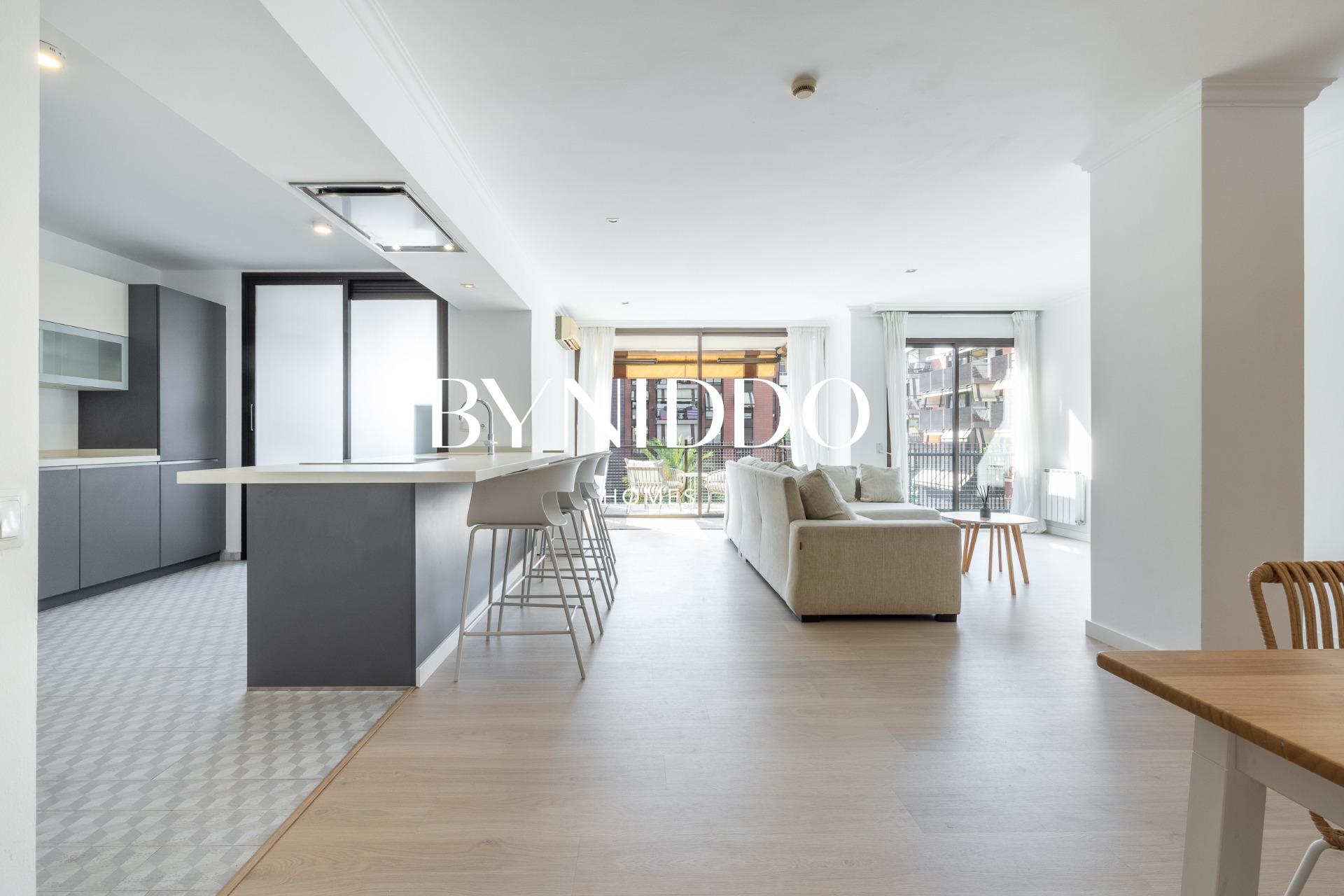 Exclusivo ático reformado con terraza en Parc Central - foto 3