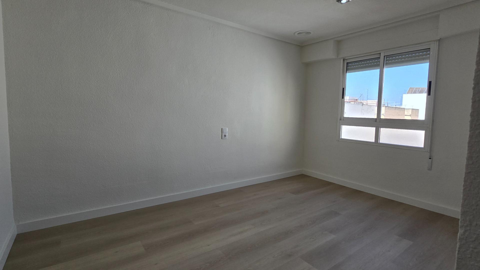 ¡Tu hogar ideal en Elche! Luminoso y acogedor piso en Toscar - foto 13