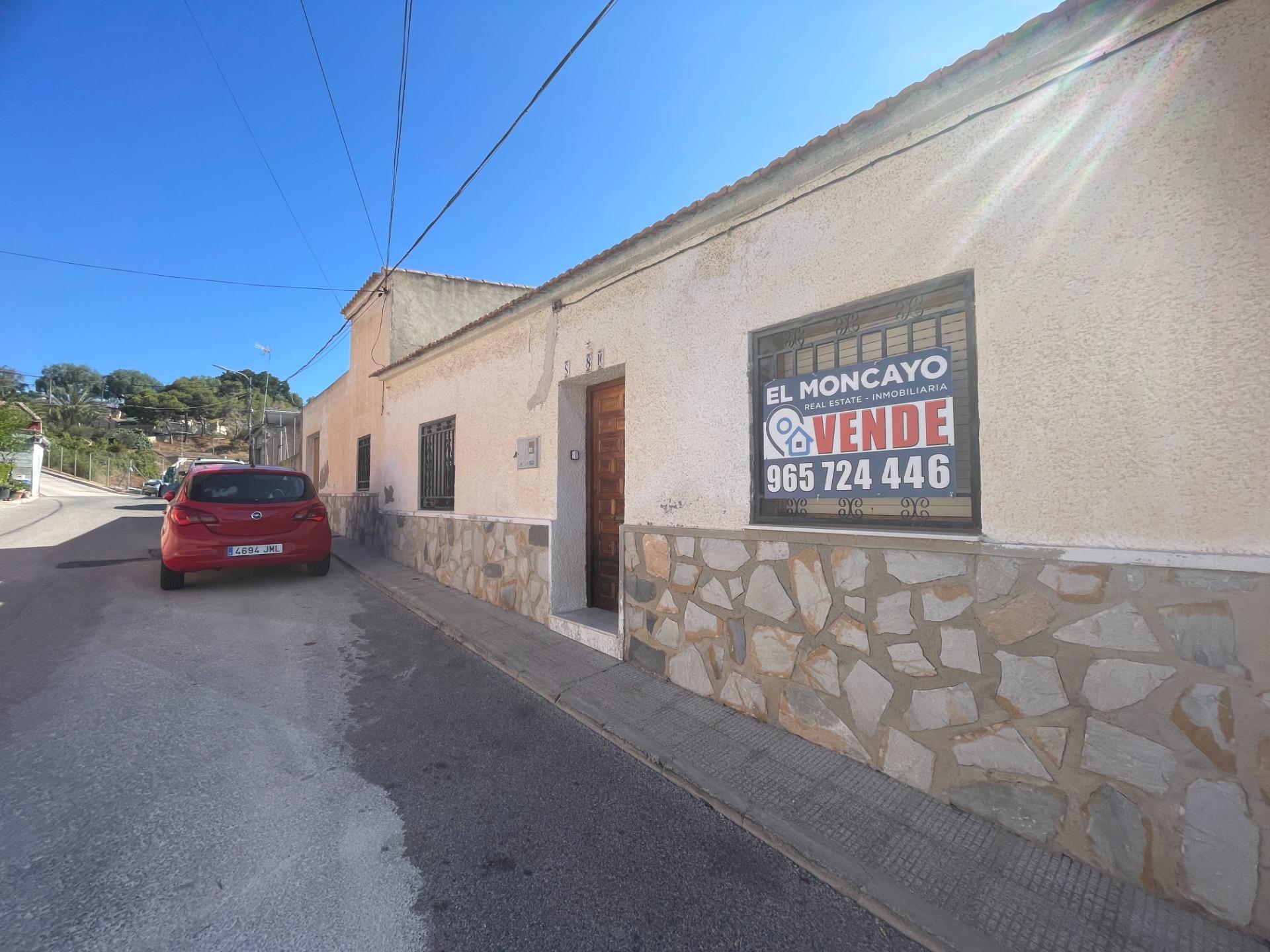 Casa baja con garaje, solárium y patio interior en una zona 