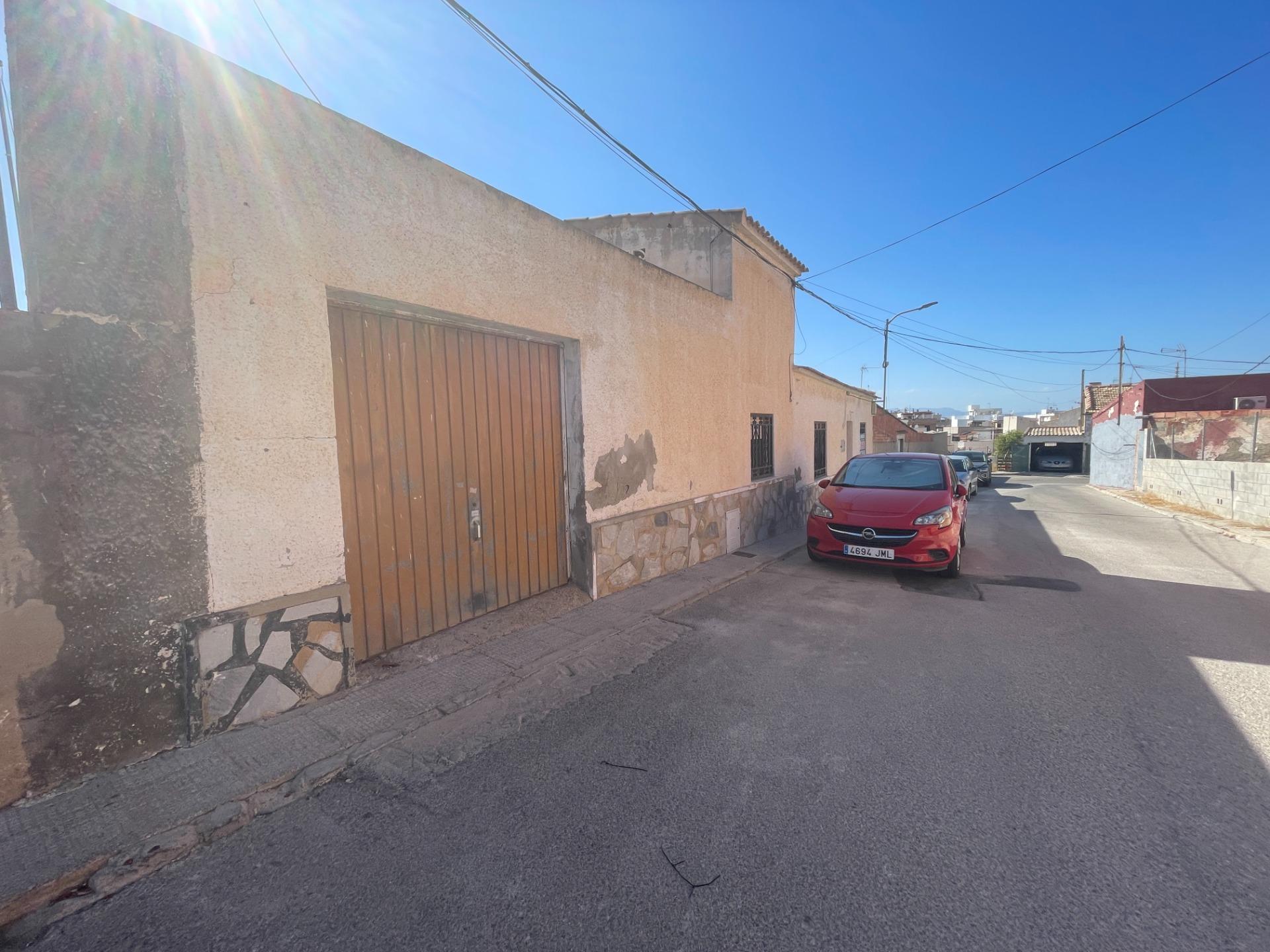 Casa baja con garaje, solárium y patio interior en una zona  - foto 2