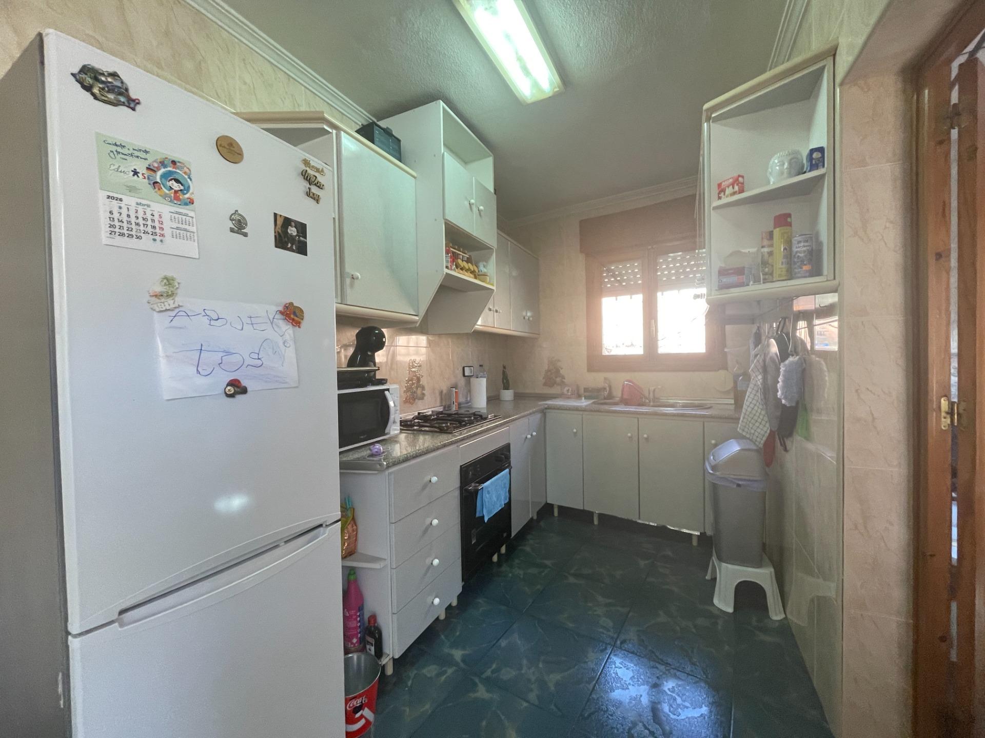 Casa baja con garaje, solárium y patio interior en una zona  - foto 11