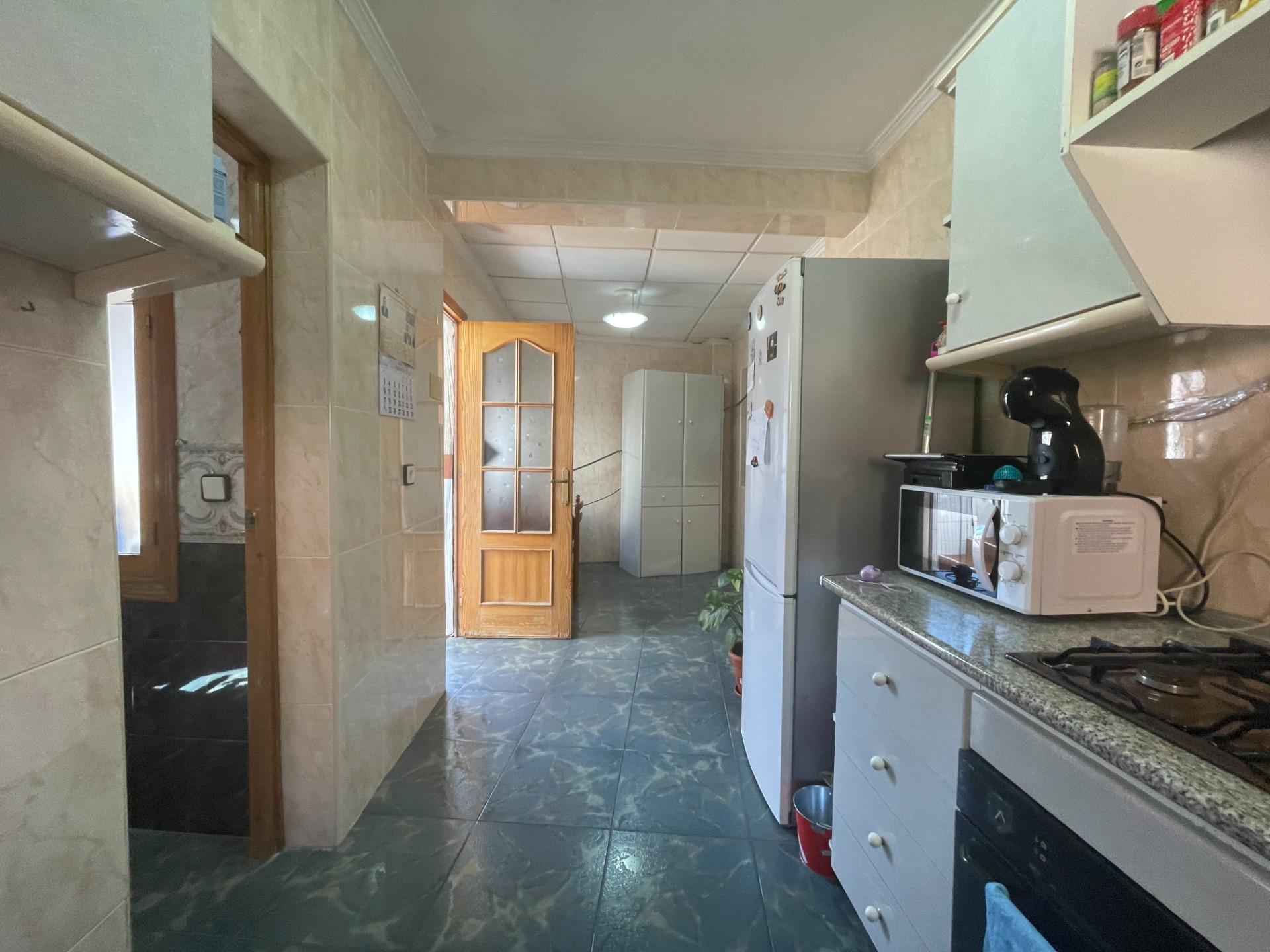 Casa baja con garaje, solárium y patio interior en una zona  - foto 12