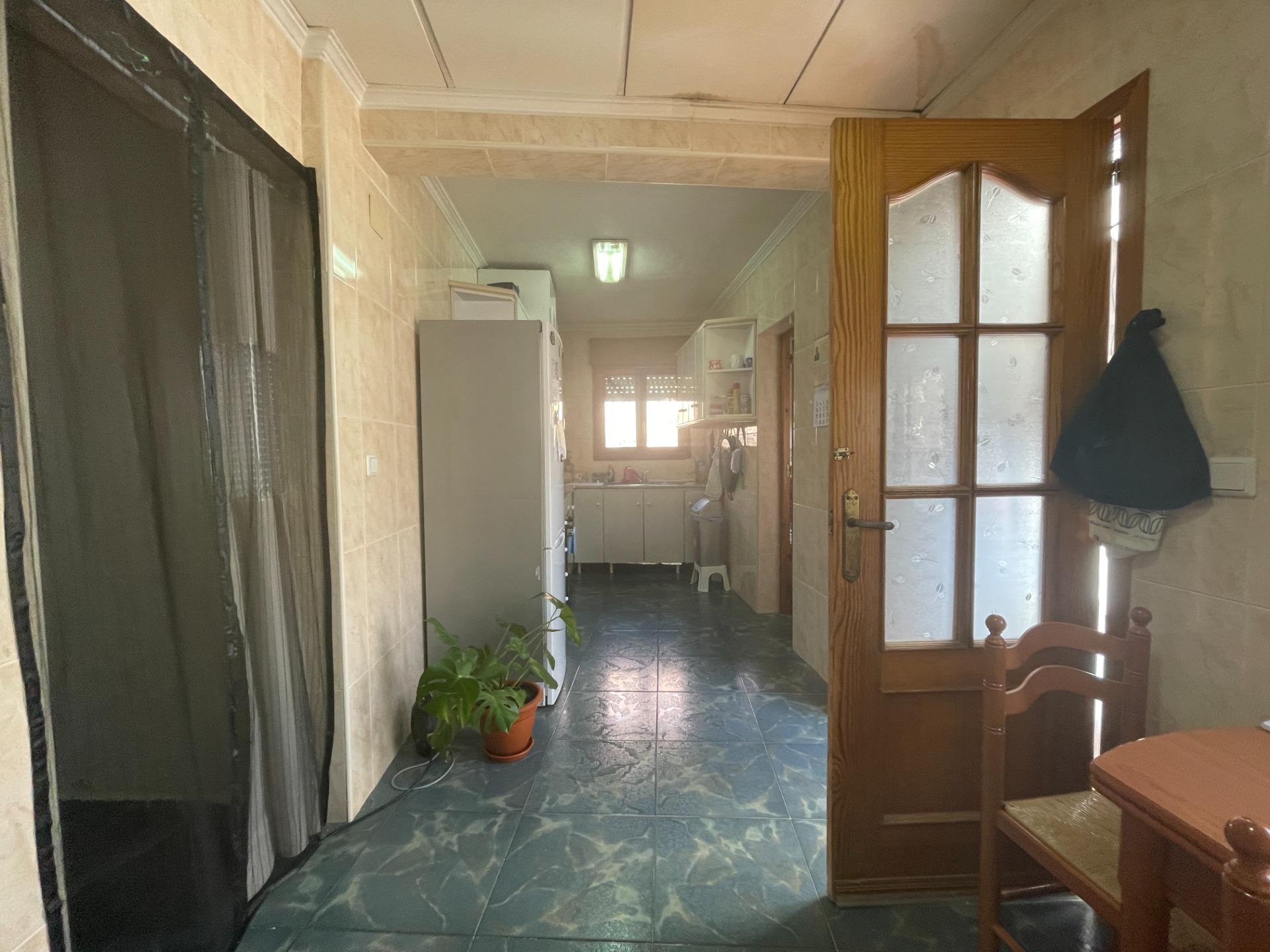 Casa baja con garaje, solárium y patio interior en una zona  - foto 13