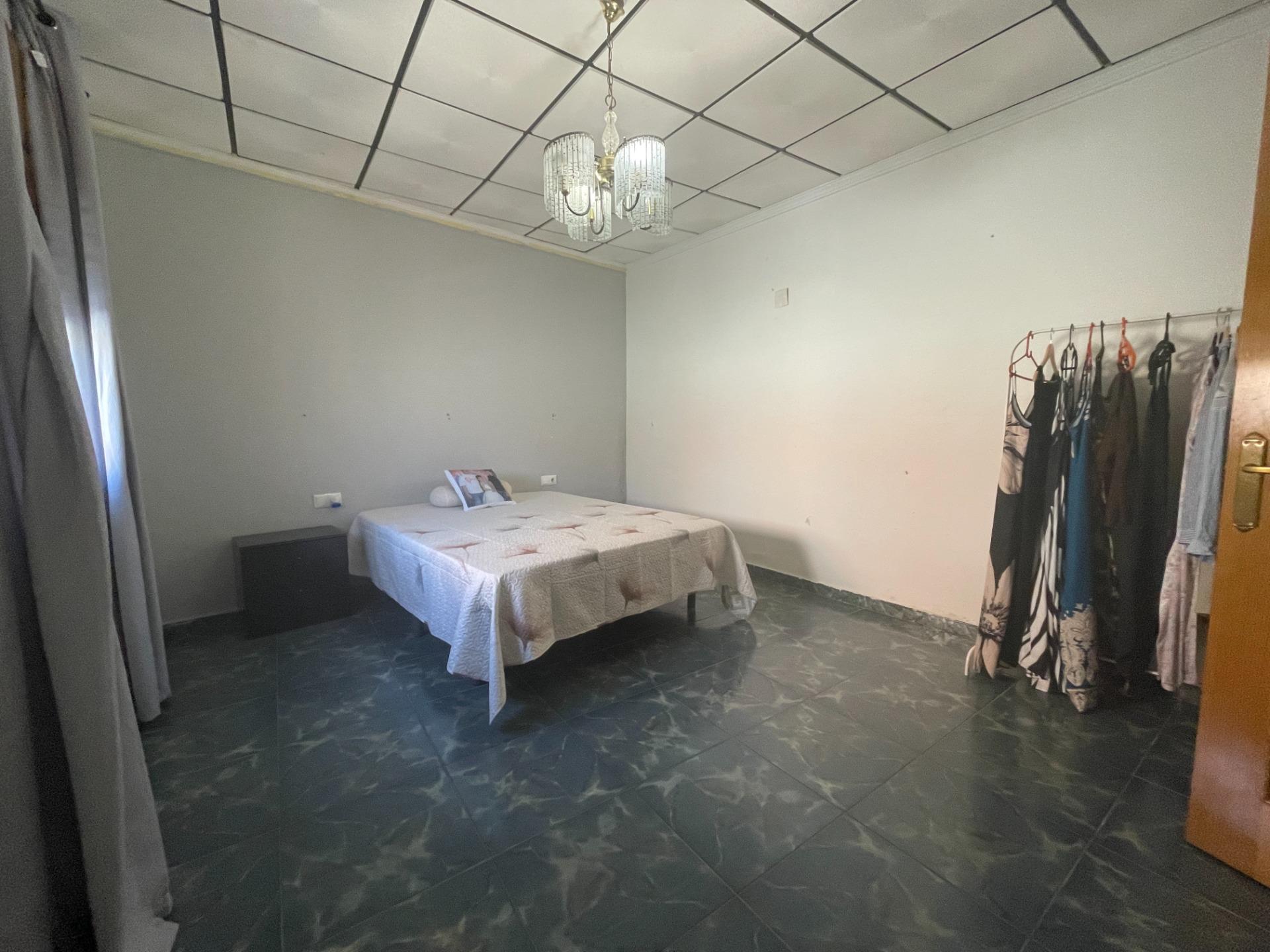 Casa baja con garaje, solárium y patio interior en una zona  - foto 14