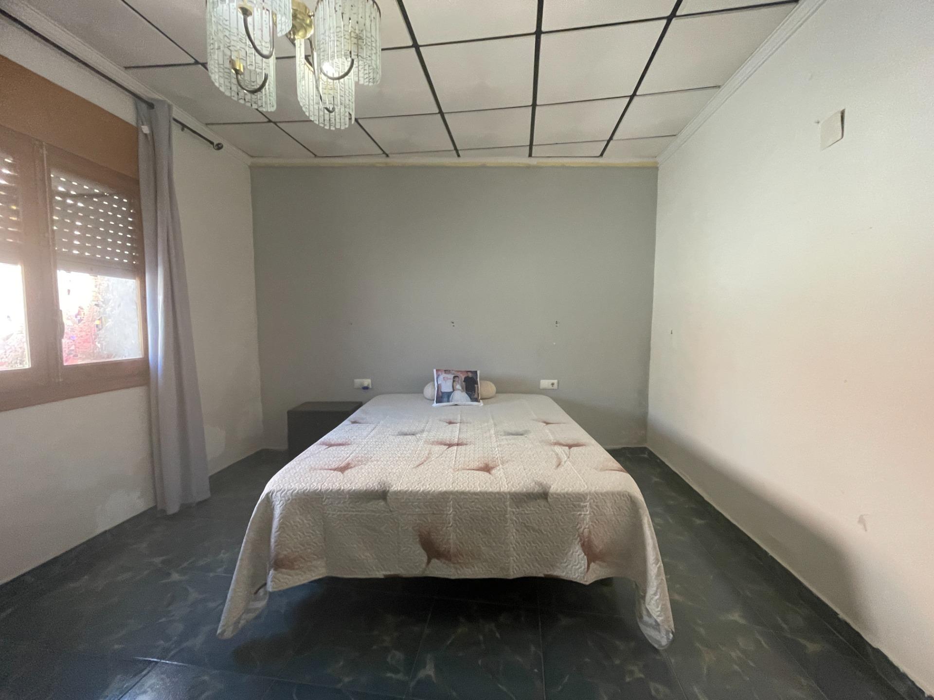 Casa baja con garaje, solárium y patio interior en una zona  - foto 15
